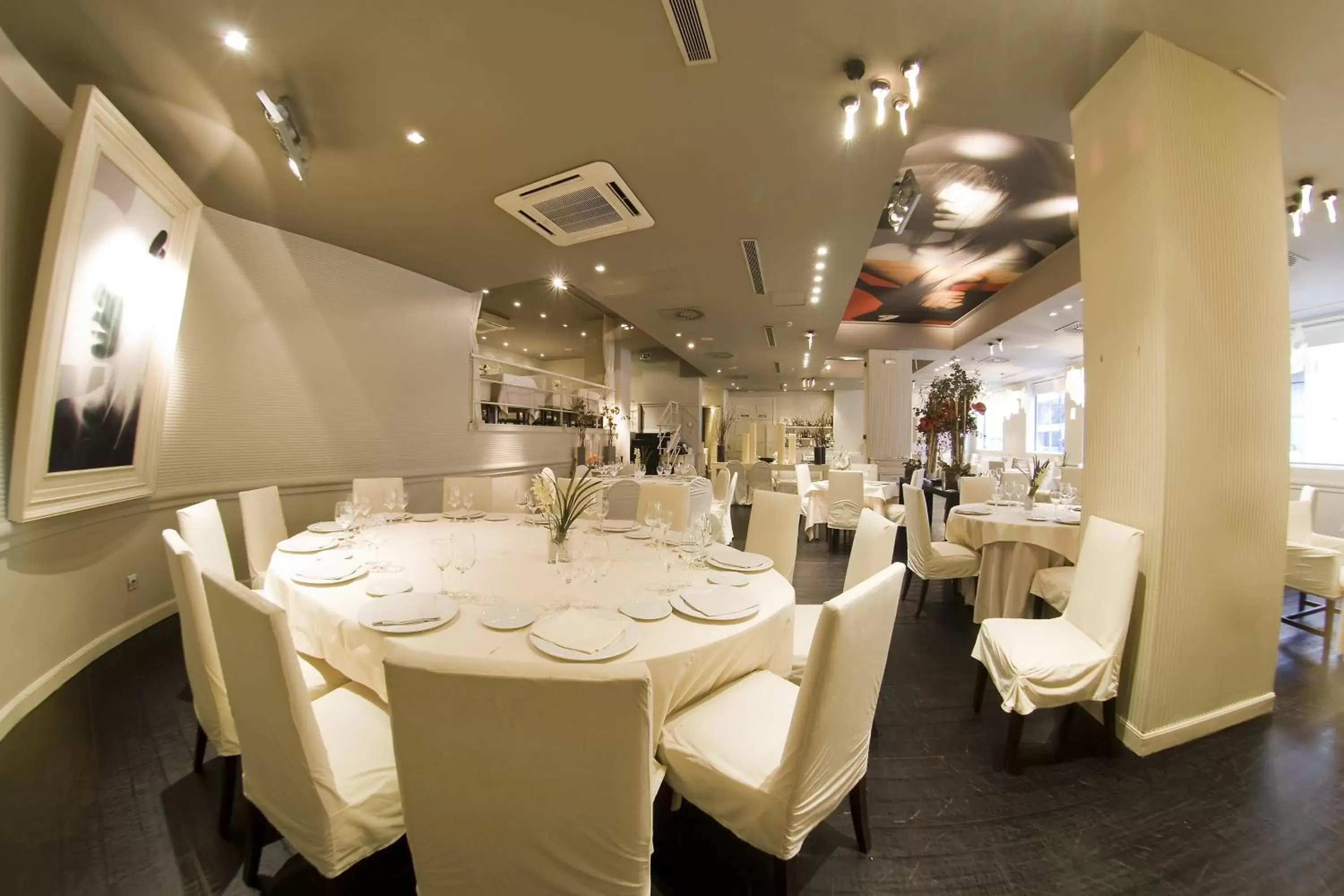 Restaurant/Places to Eat in Hotel Mercure Jardines de Albia