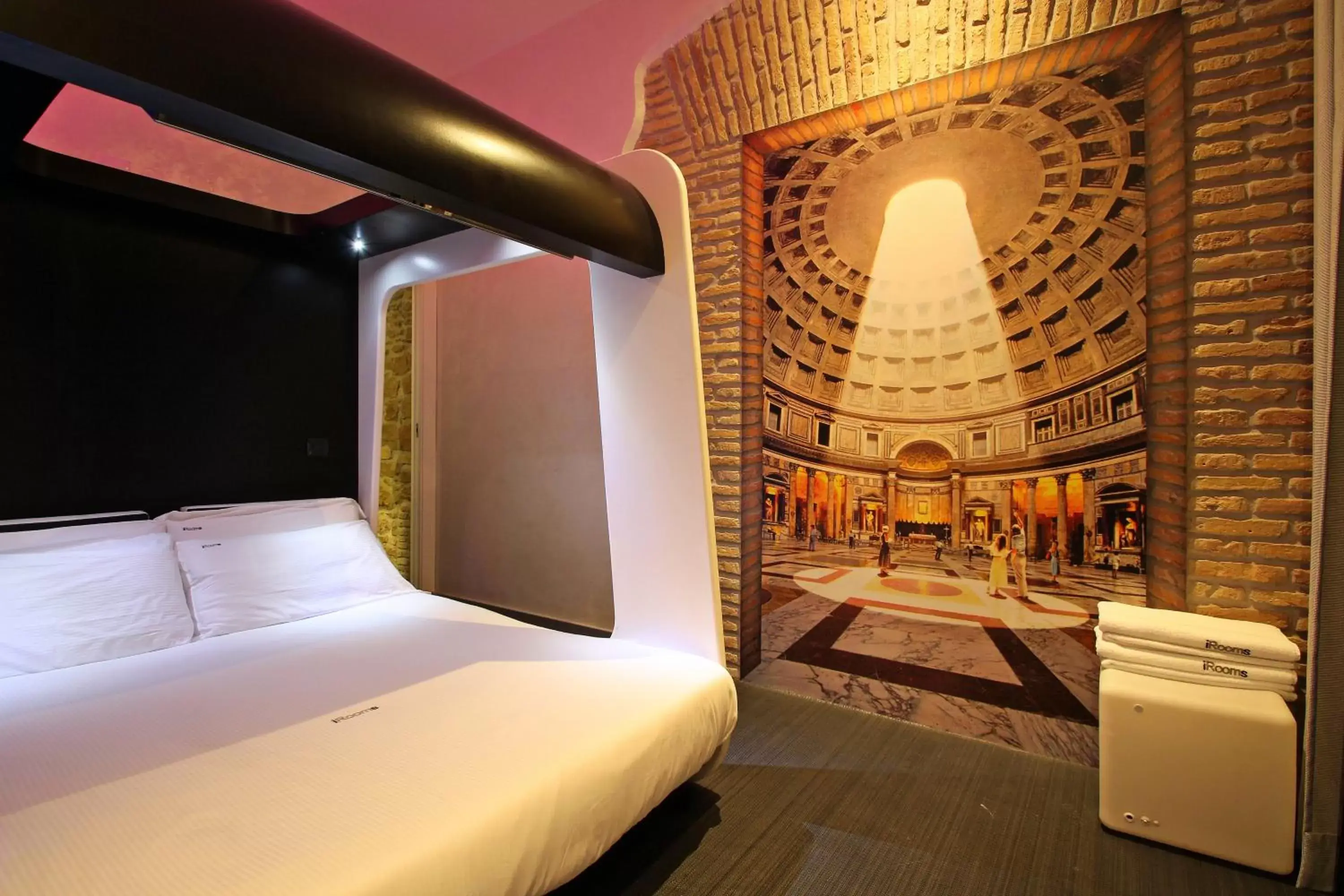Photo of the whole room, Bed in iRooms Pantheon & Navona