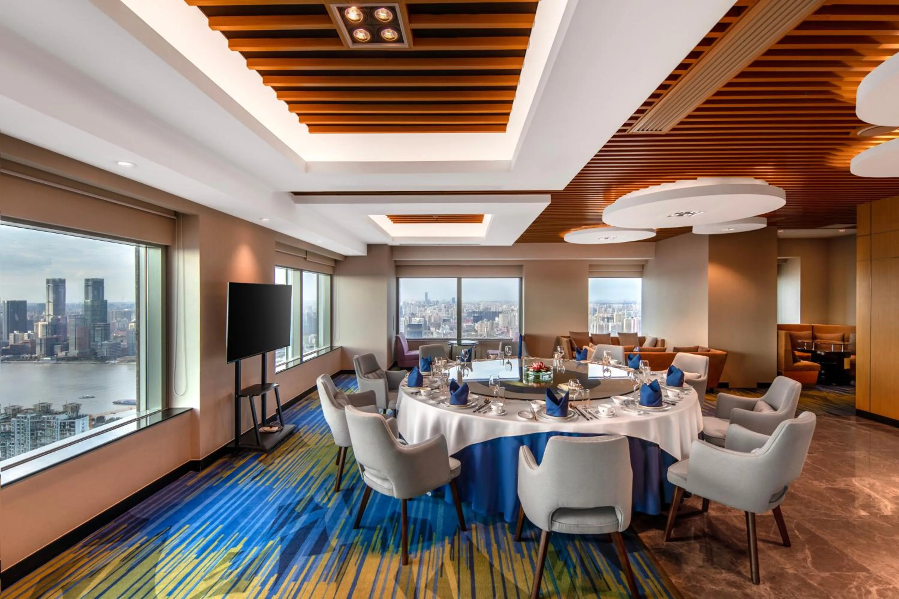 Novotel Atlantis Shanghai - Enjoy our great-valued breakfast in our rooftop revolving restaurant with a stunning river view & utilize our FREE self-serviced laundry
