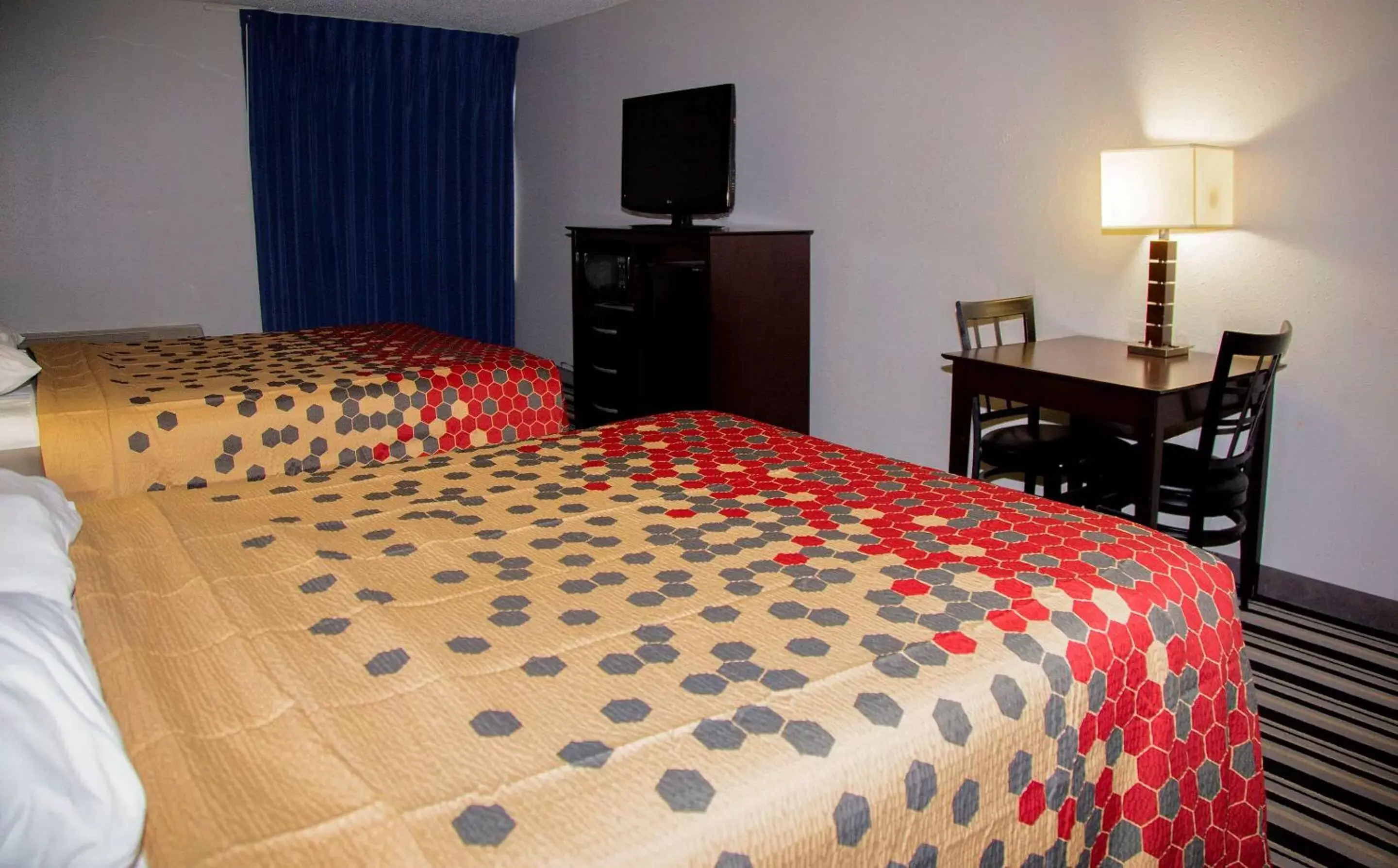 Photo of the whole room, Bed in Econo Lodge