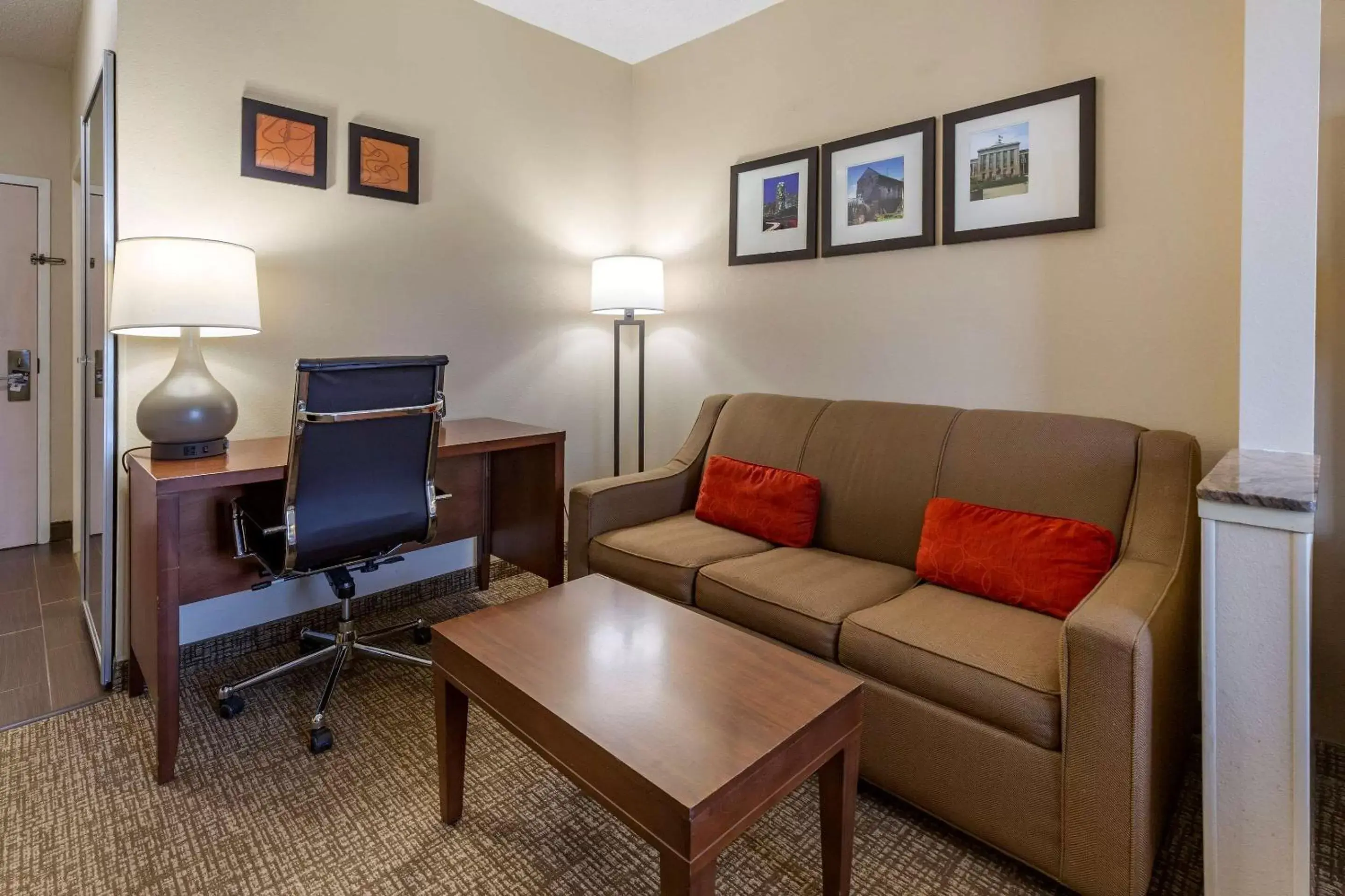 Bedroom, Seating Area in Comfort Suites Raleigh Walnut Creek