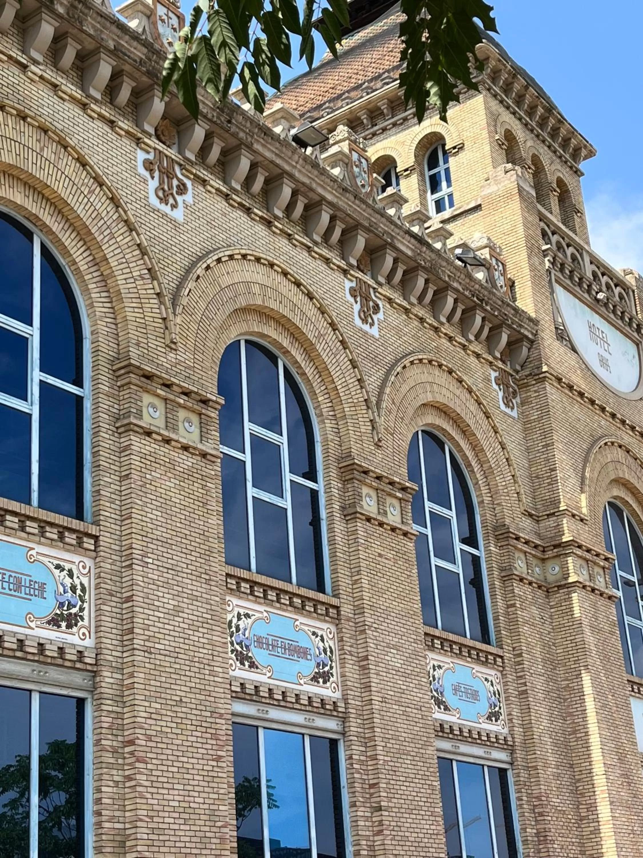 Property building in VTZ The Orus Factory Hotel - Parking Muy Económico