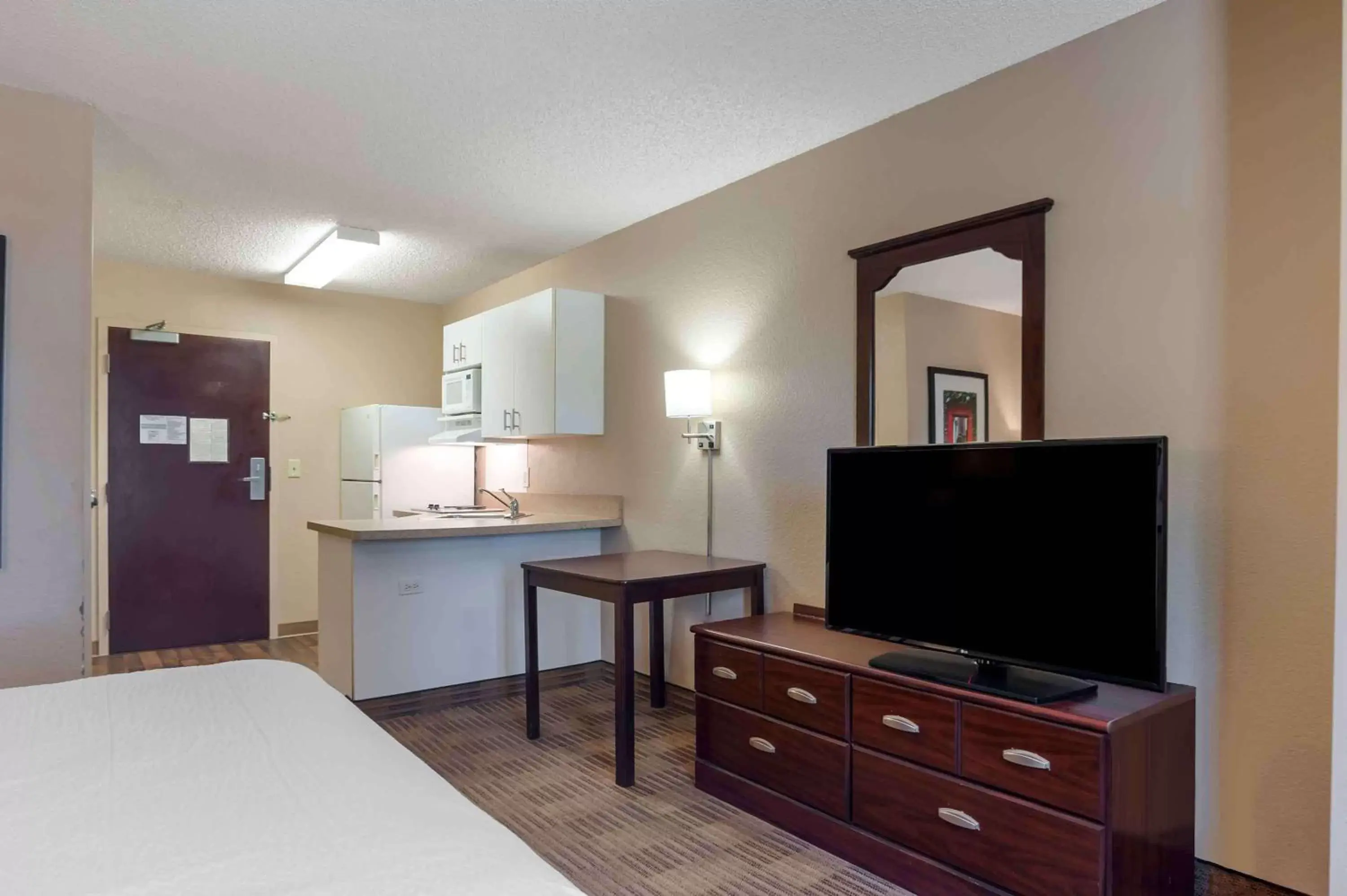 Bedroom, TV/Entertainment Center in Extended Stay America Suites - Orange County - Lake Forest