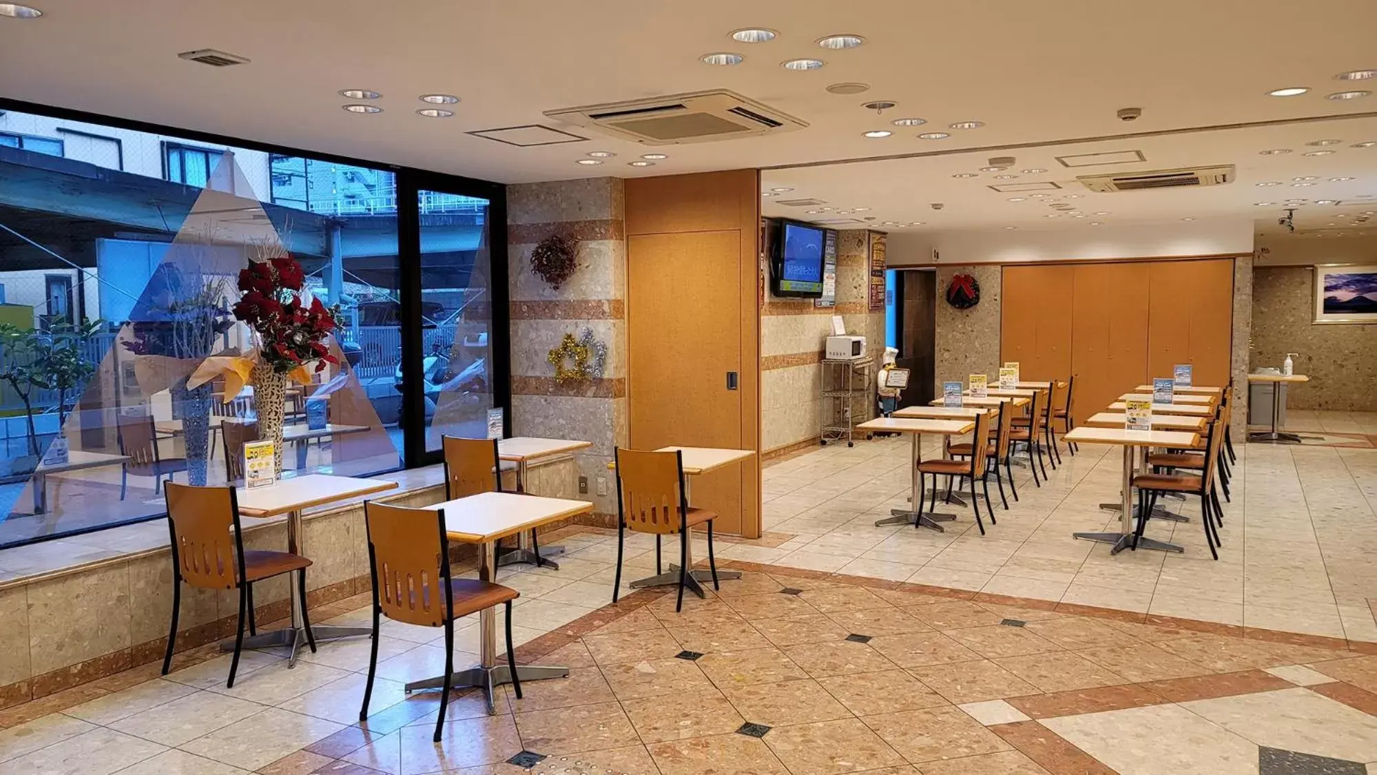 Lobby or reception, Restaurant/Places to Eat in Toyoko Inn Shin-Osaka Chuo-guchi Honkan