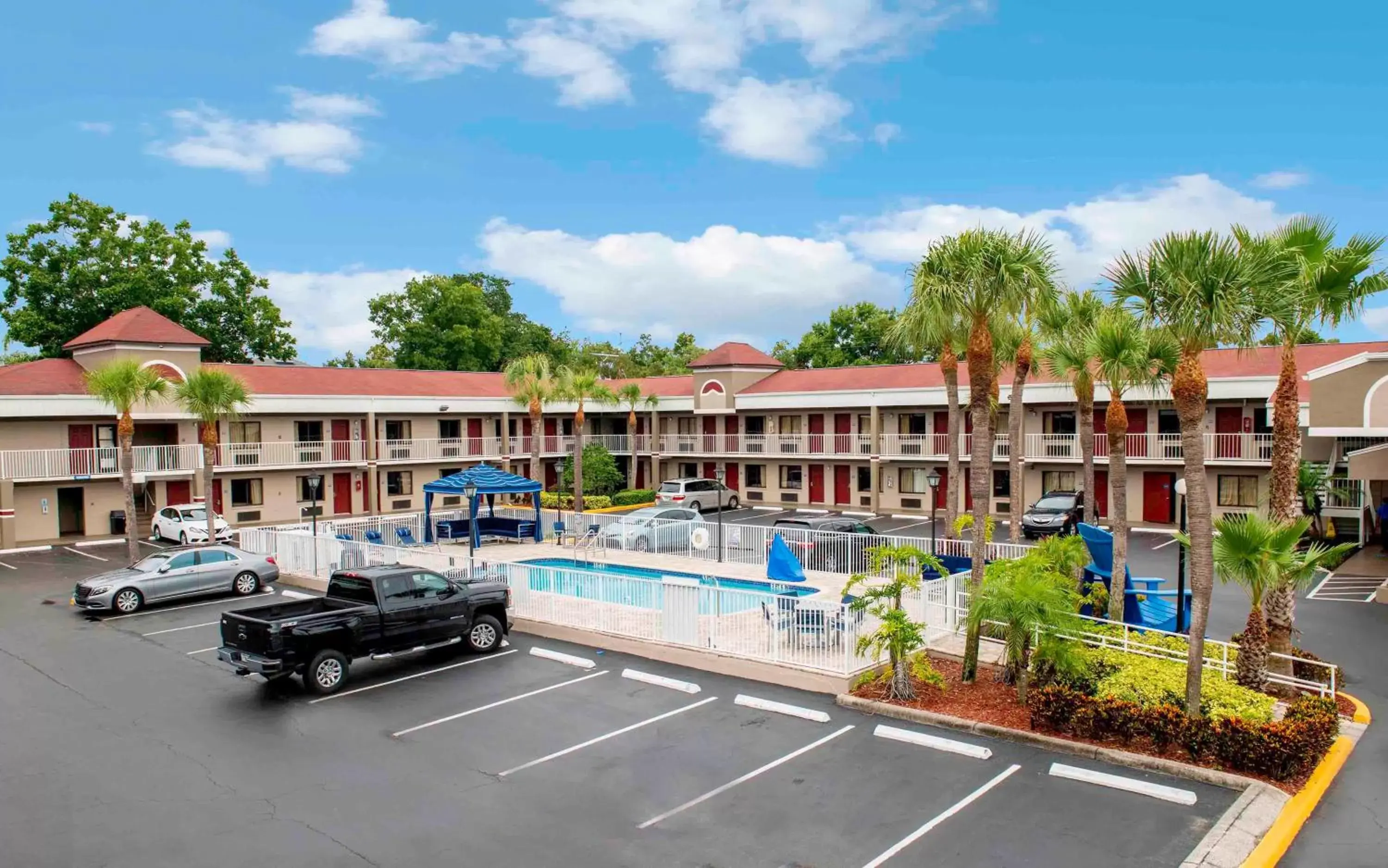 Property building, Pool View in Hotel South Tampa & Suites