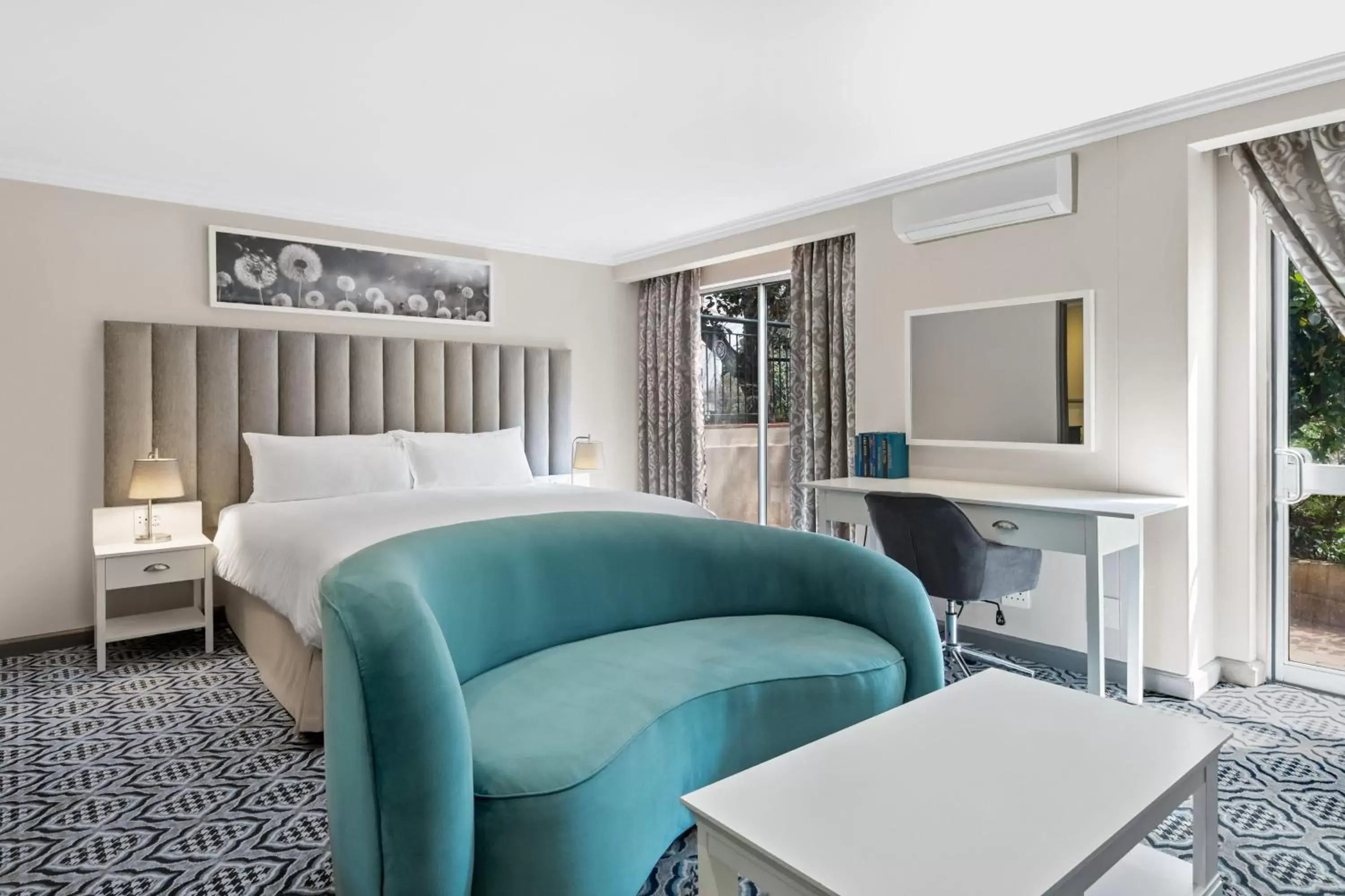 Lounge or bar in Protea Hotel by Marriott Johannesburg Balalaika Sandton