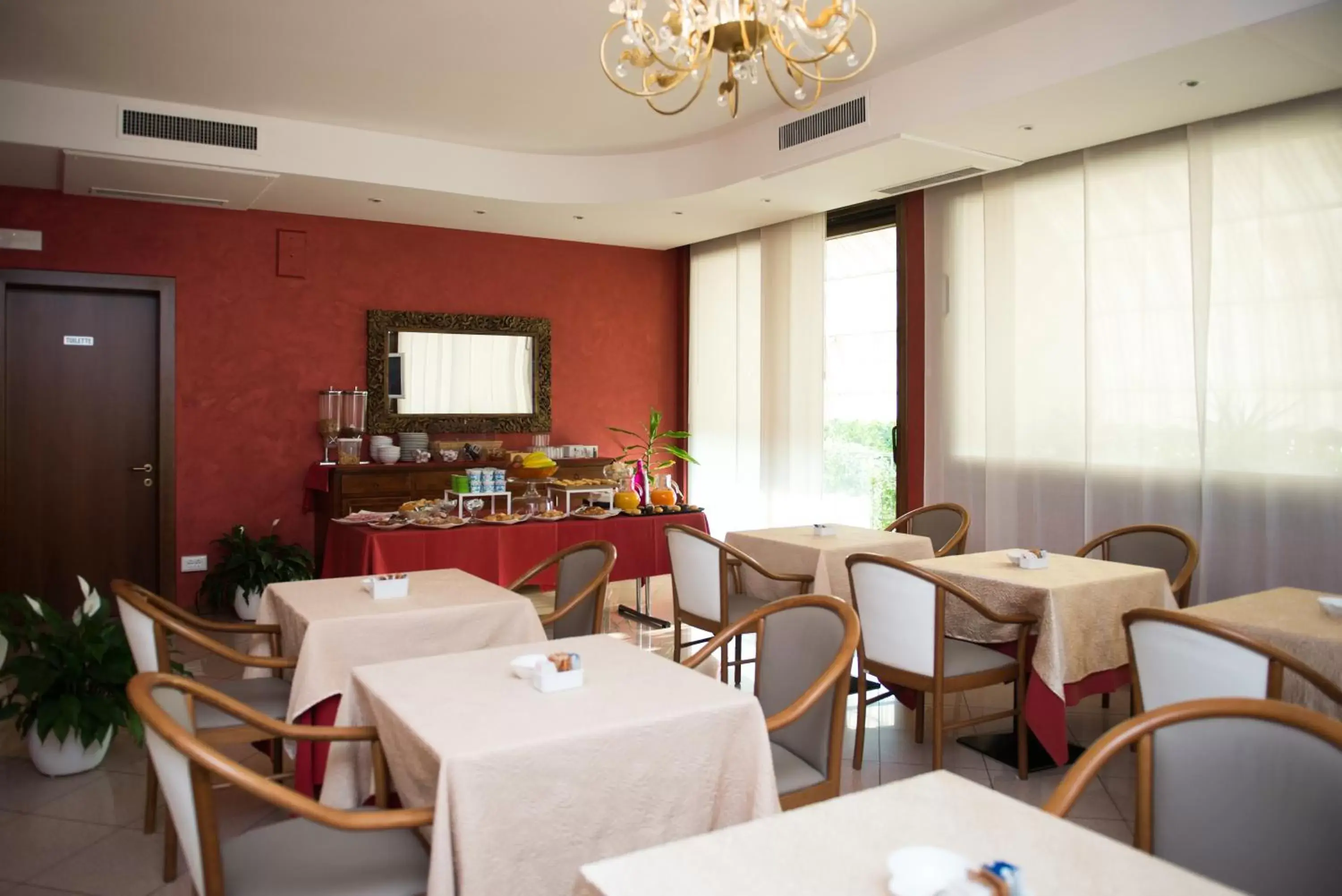 Restaurant/Places to Eat in Albergo Grappolo D'oro