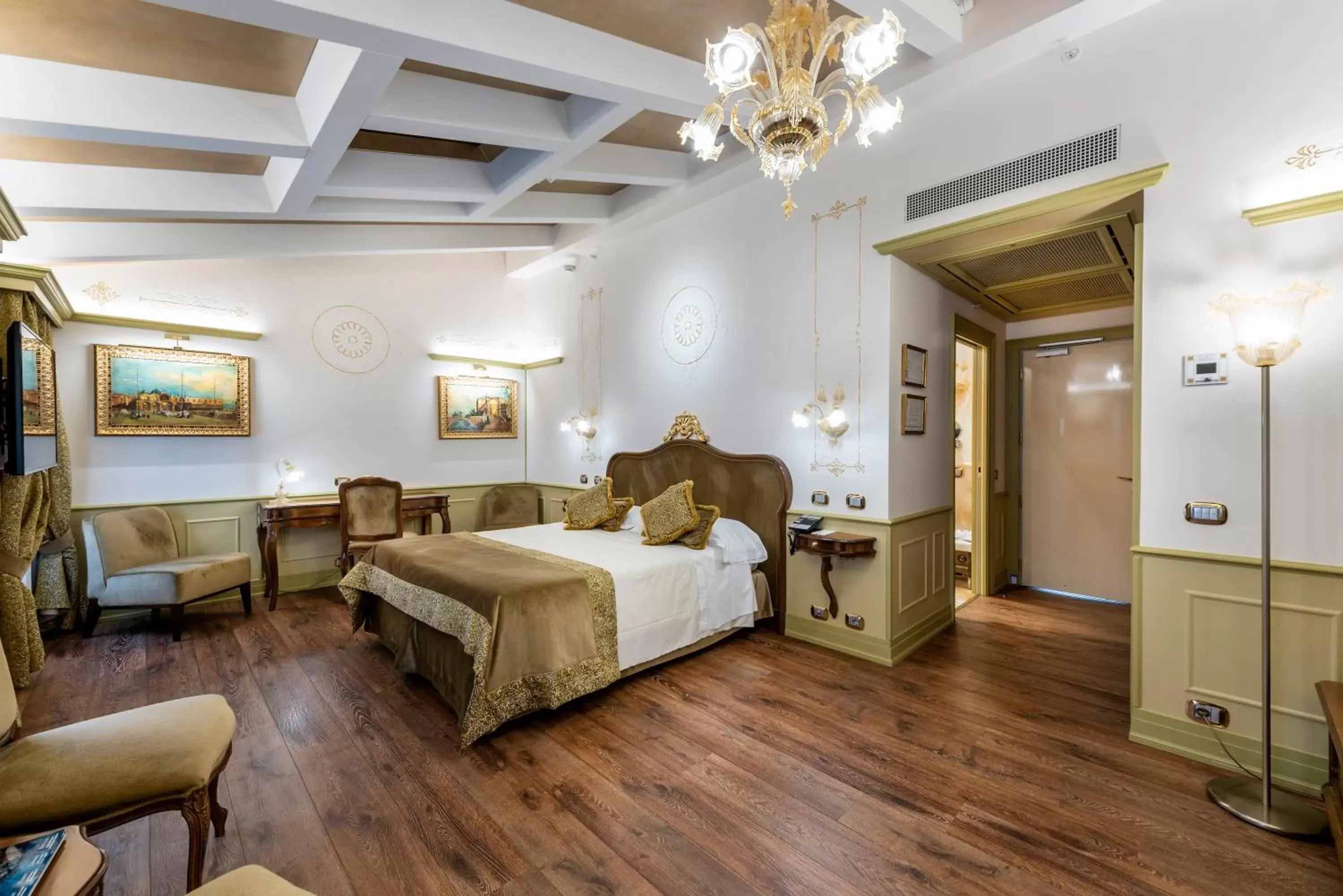 Bedroom in Monaco & Grand Canal