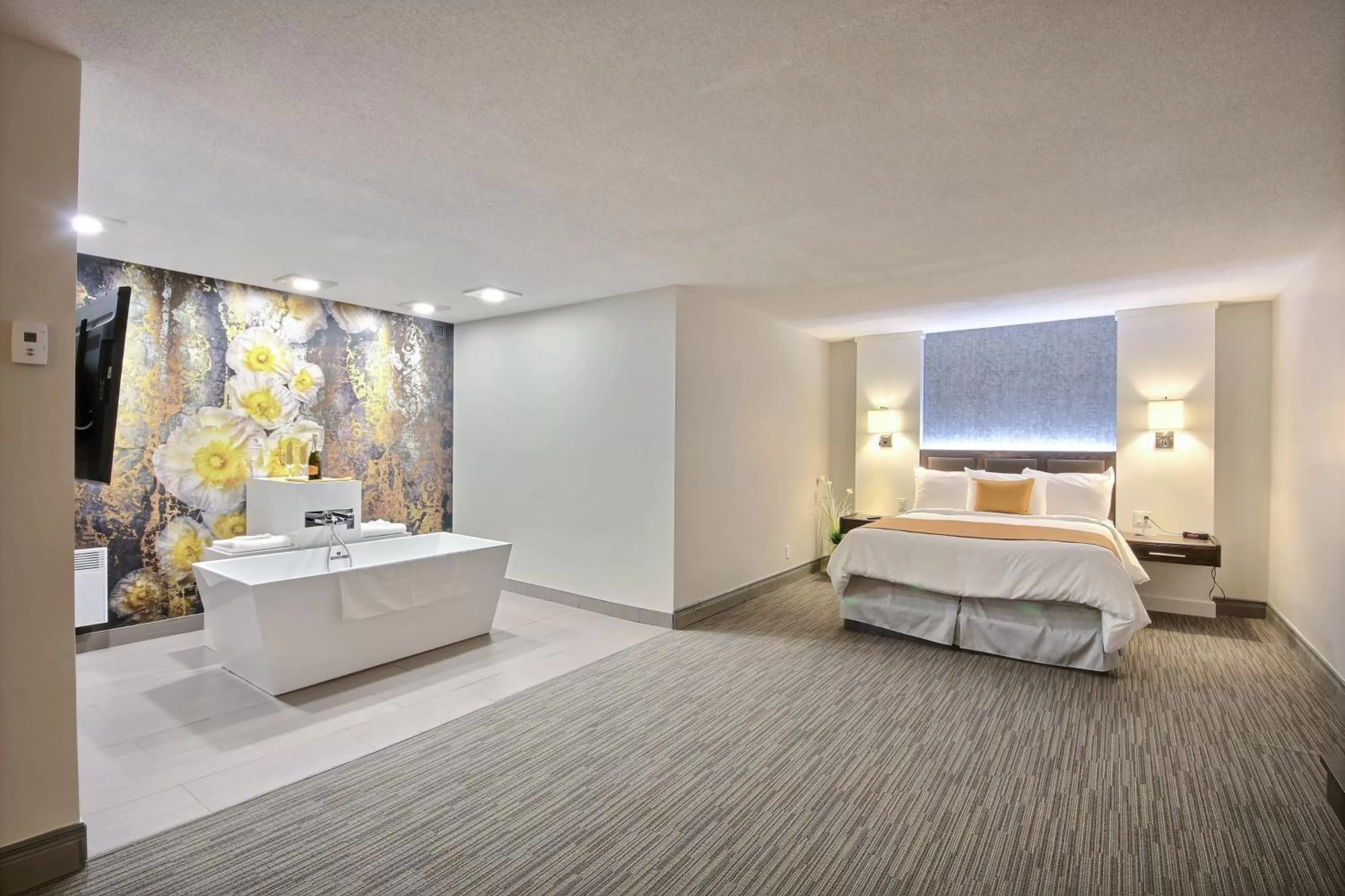 Photo of the whole room, Bed in Chateau Roberval