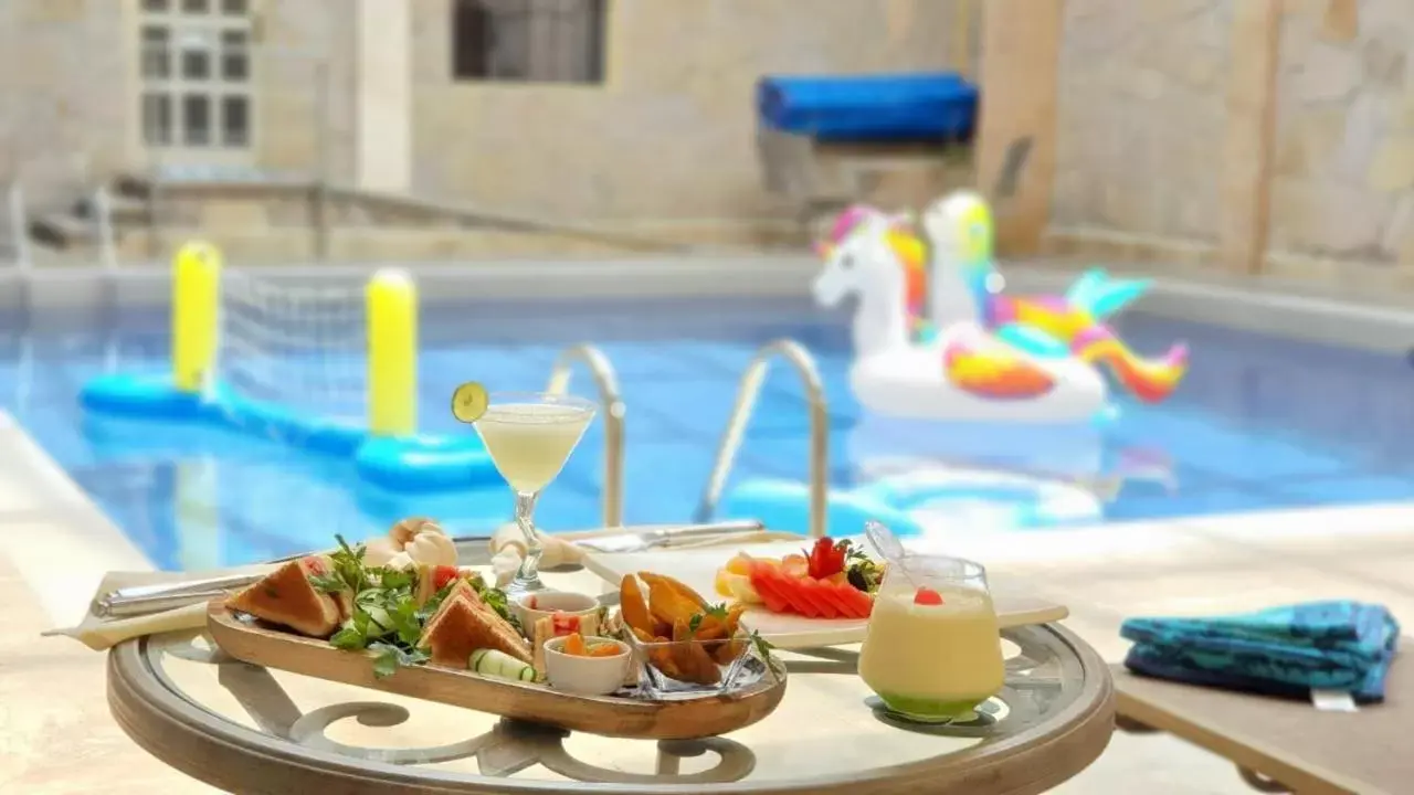 Food, Swimming Pool in Quinta del Rey Hotel