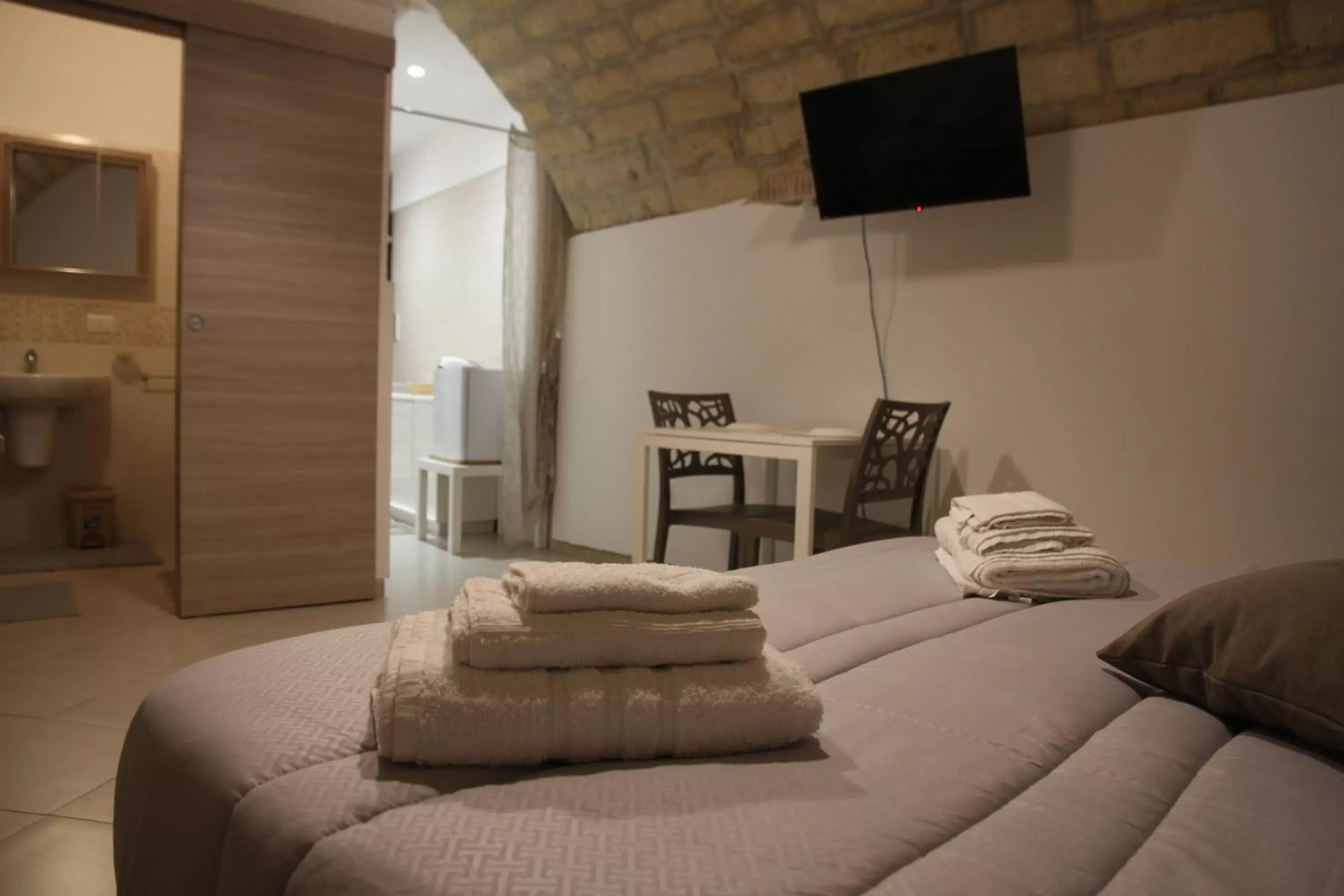 Communal lounge/ TV room, Bed in Mirabari