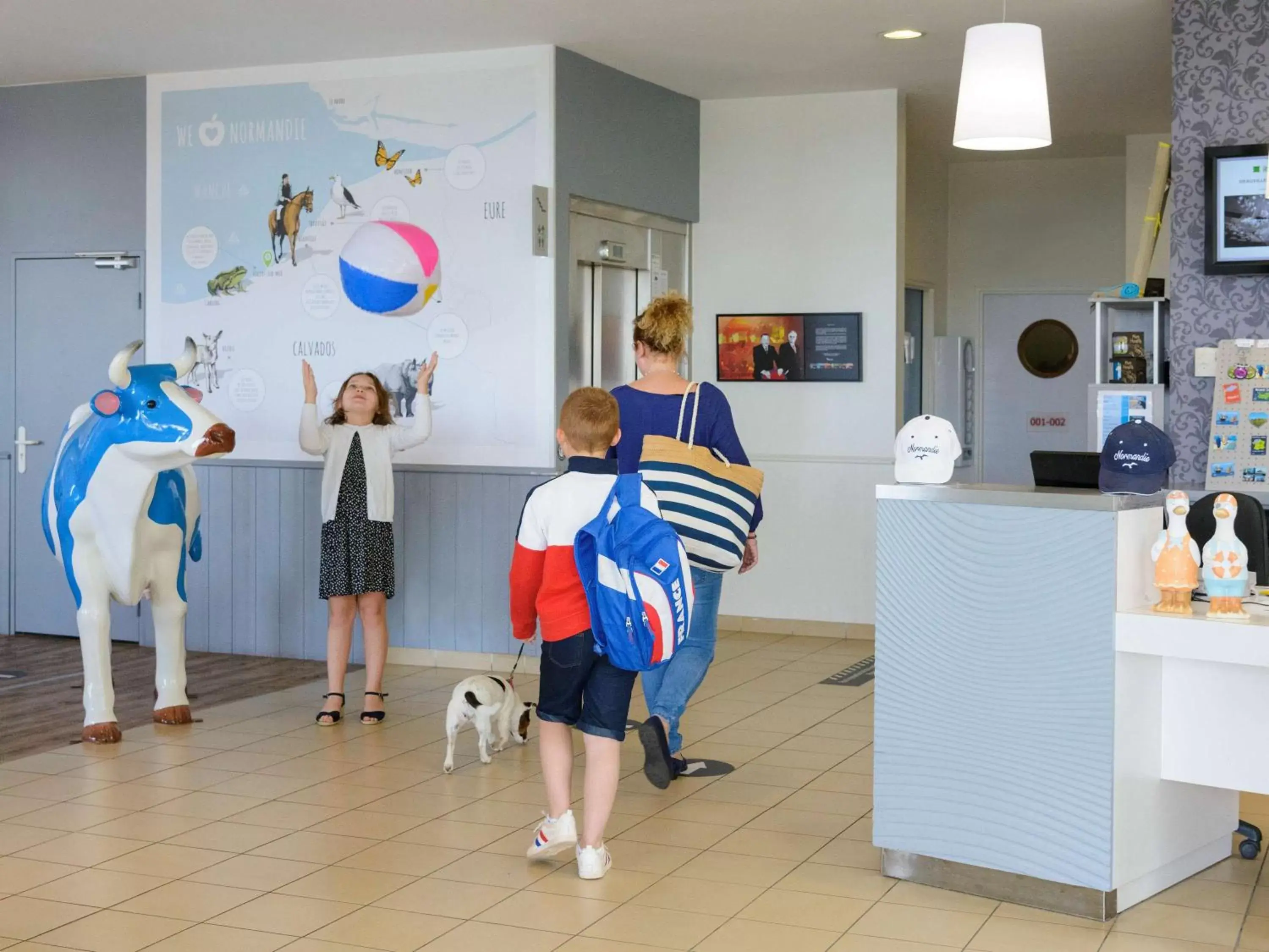 Lobby or reception in ibis Styles Deauville Villers Plage