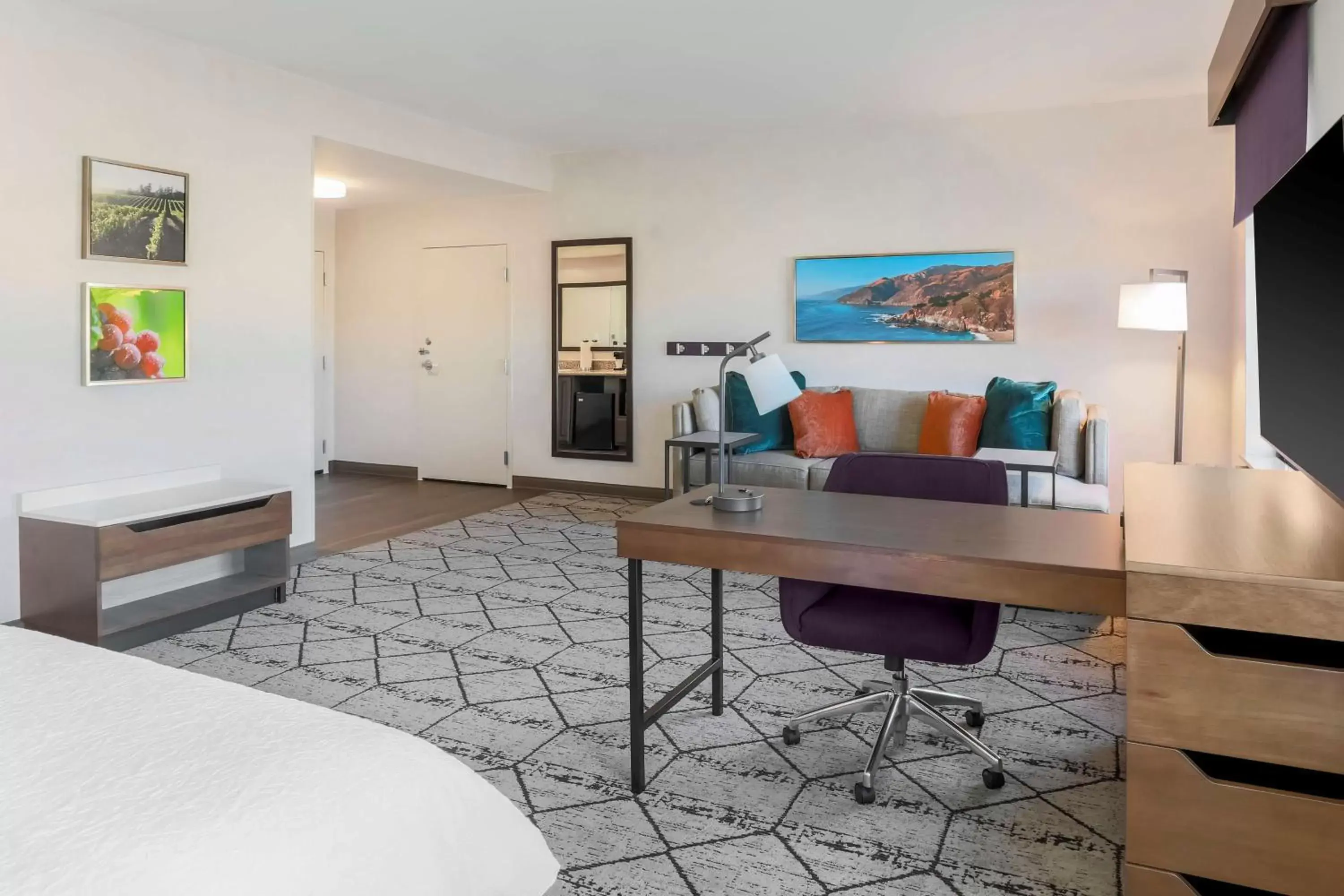 Bedroom, Seating Area in Hampton Inn & Suites Windsor-Sonoma Wine Country