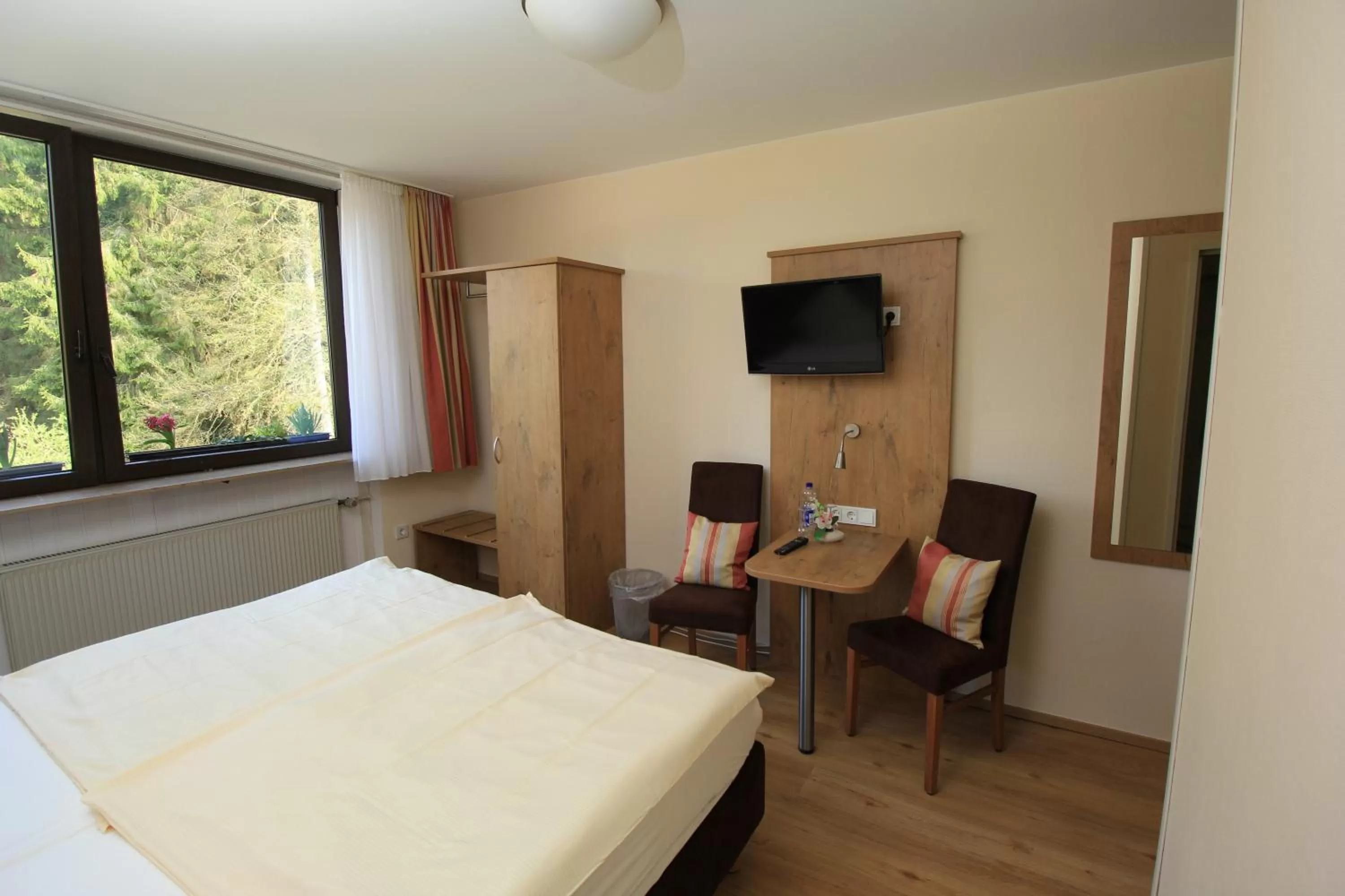 Bed in Waldhotel Albachmühle mit Albacher Stuben