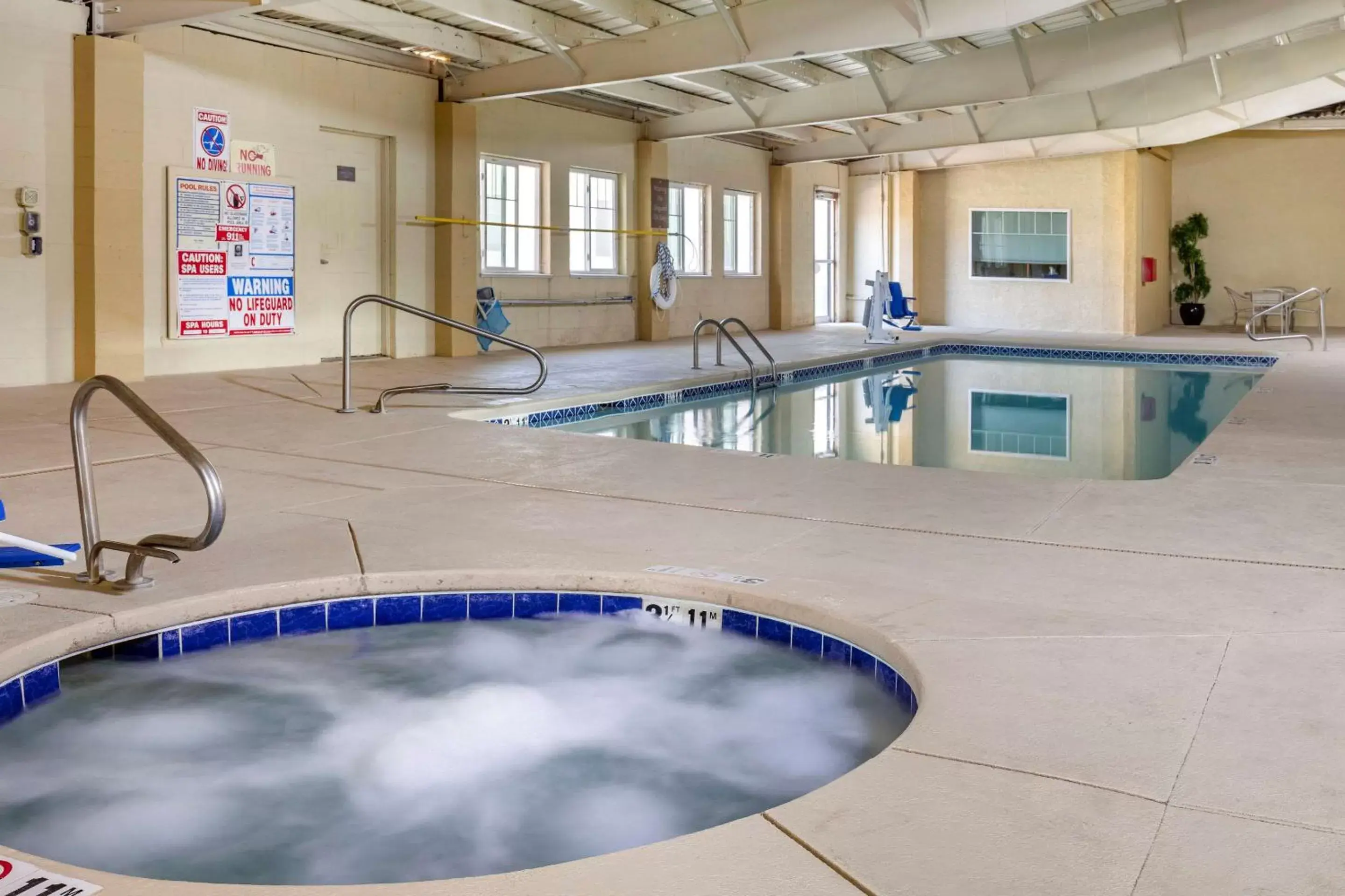 Activities, Swimming Pool in Comfort Inn City of Natural Lakes