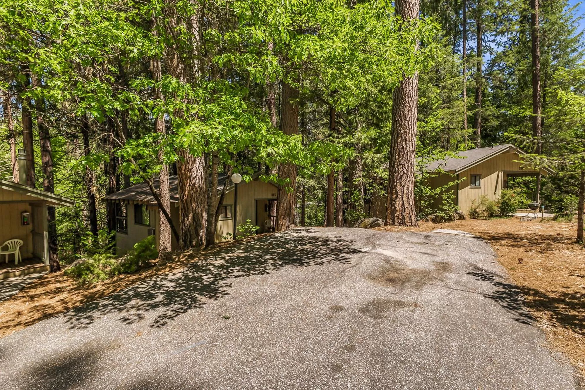 Property building in Northern Queen Inn
