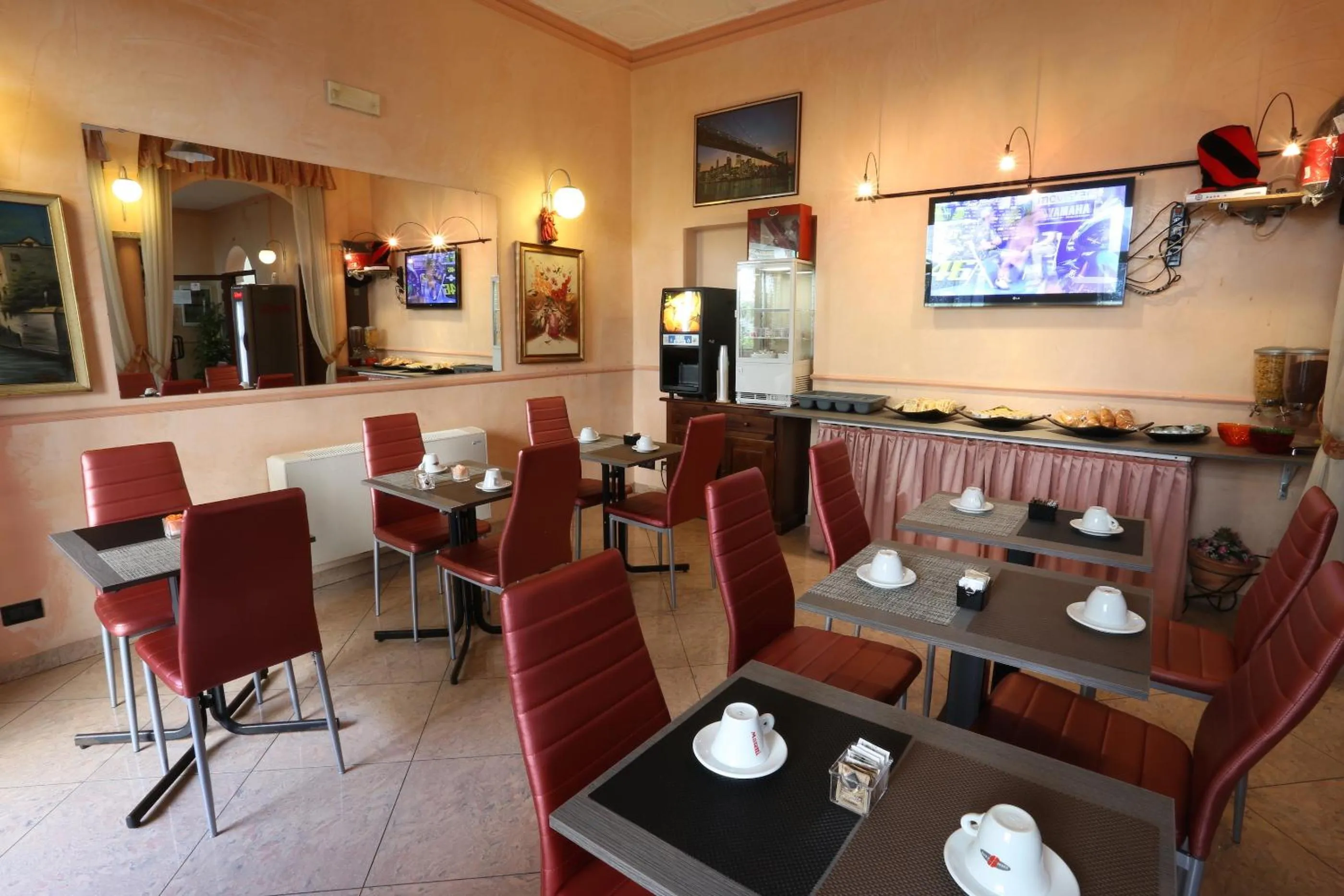 Communal lounge/ TV room in Hotel Piola