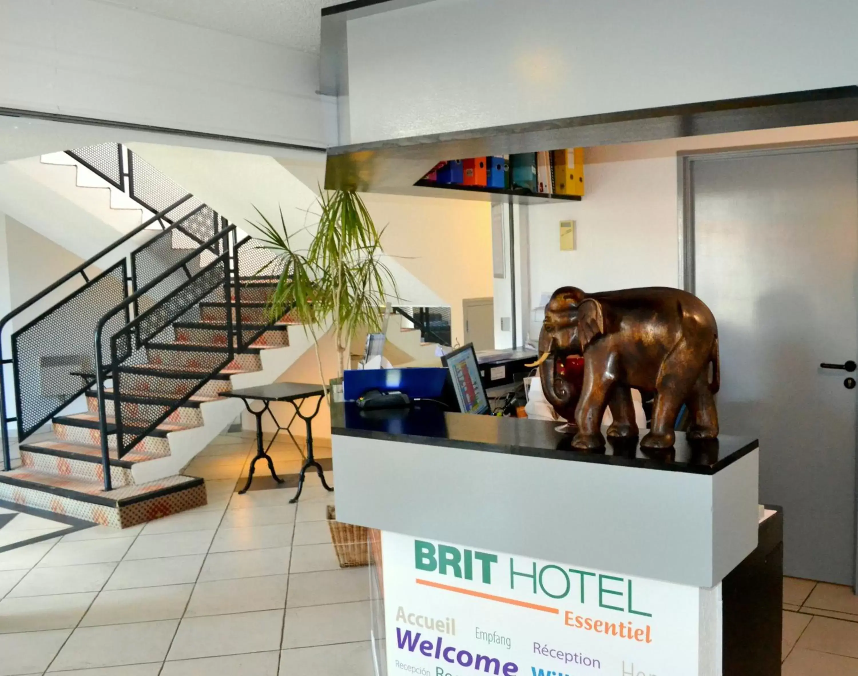 Lobby or reception in Brit Hotel Essentiel Tours Nord
