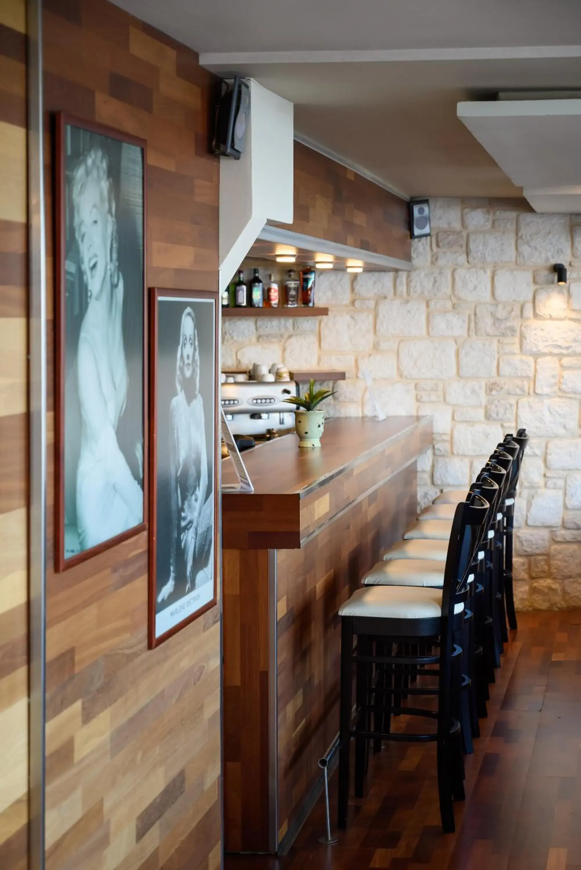 Lounge or bar, Kitchen/Kitchenette in El Greco Hotel