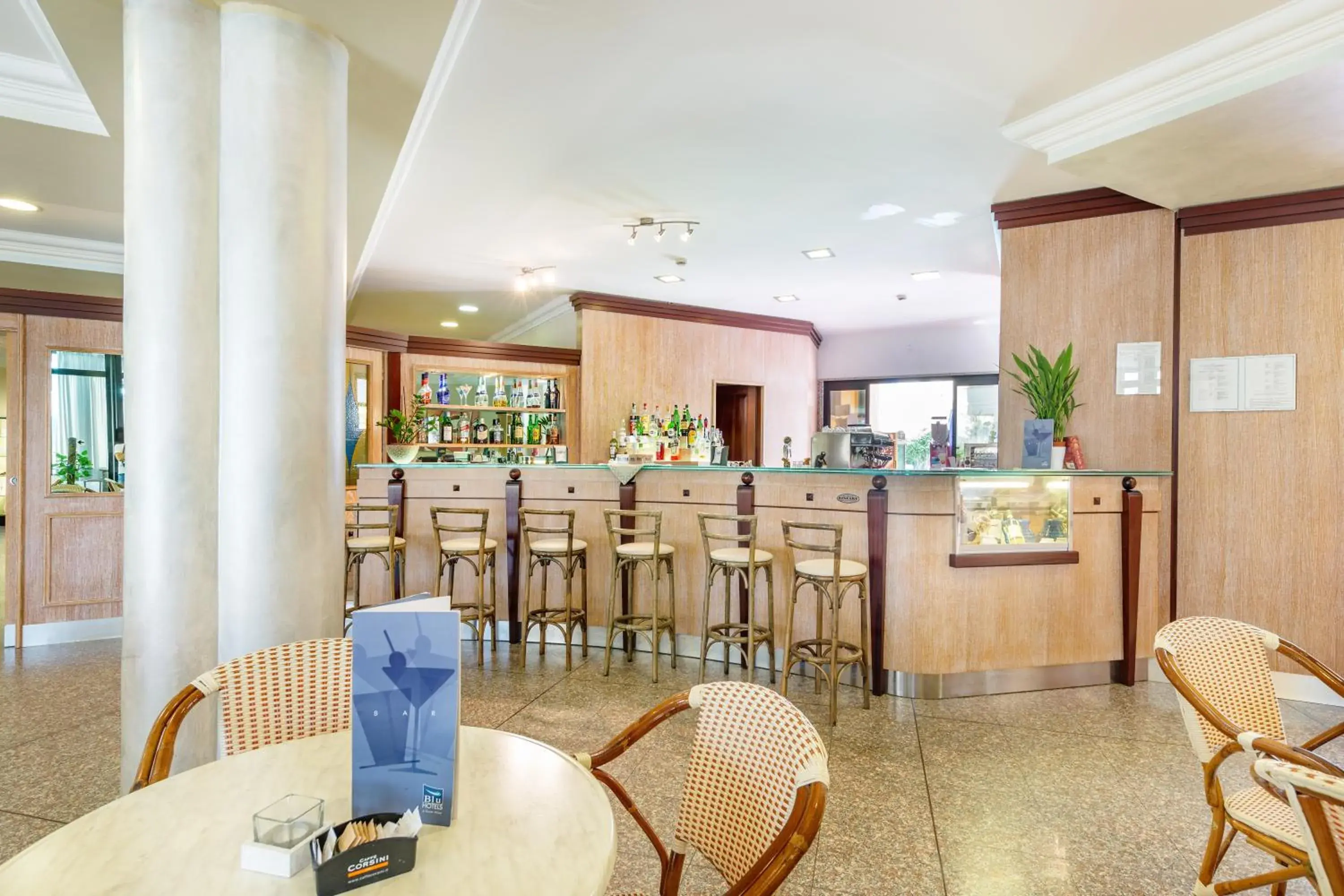 Lounge or bar, Restaurant/Places to Eat in Rina Hotel