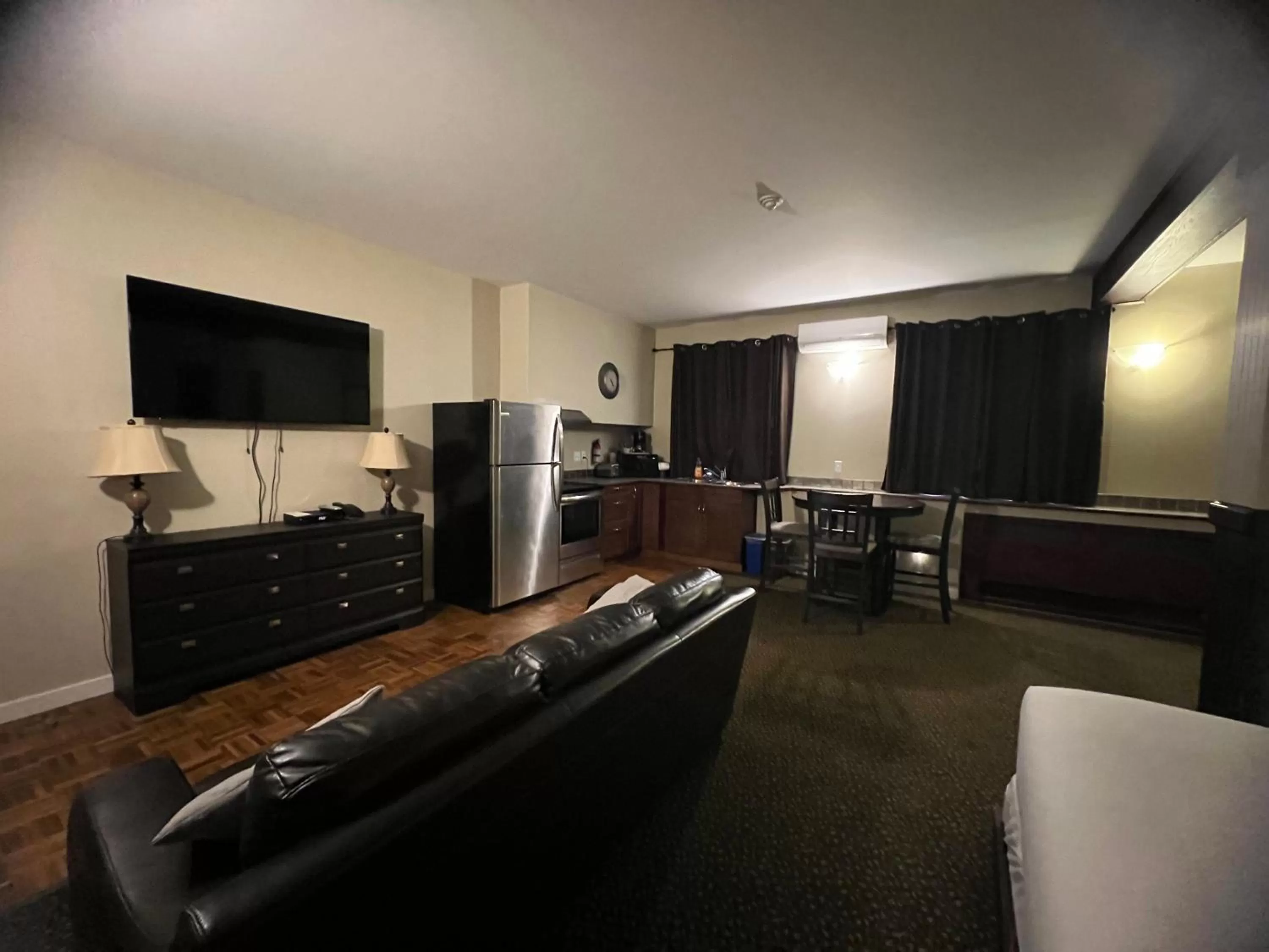 Communal lounge/ TV room in Wells Gray Inn