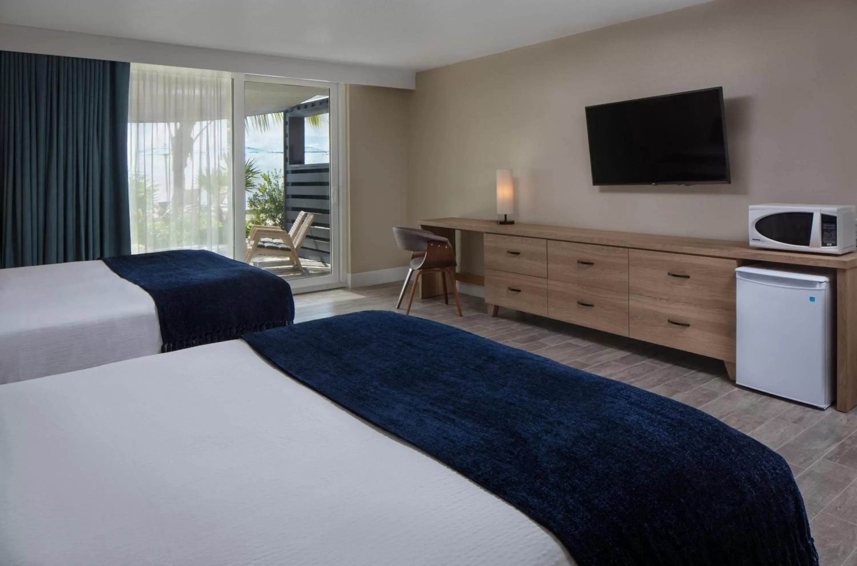 Bed in Postcard Inn Beach Resort & Marina