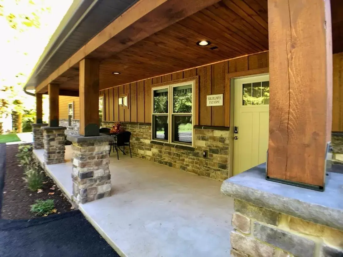 Sojourner's Lodge & Log Cabin Suites