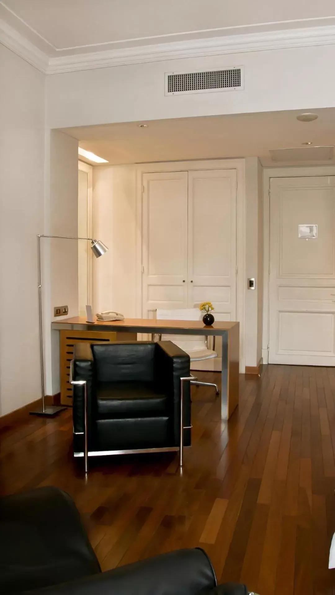 Living room in 725 Continental Hotel Living room in 725 Continental Hotel