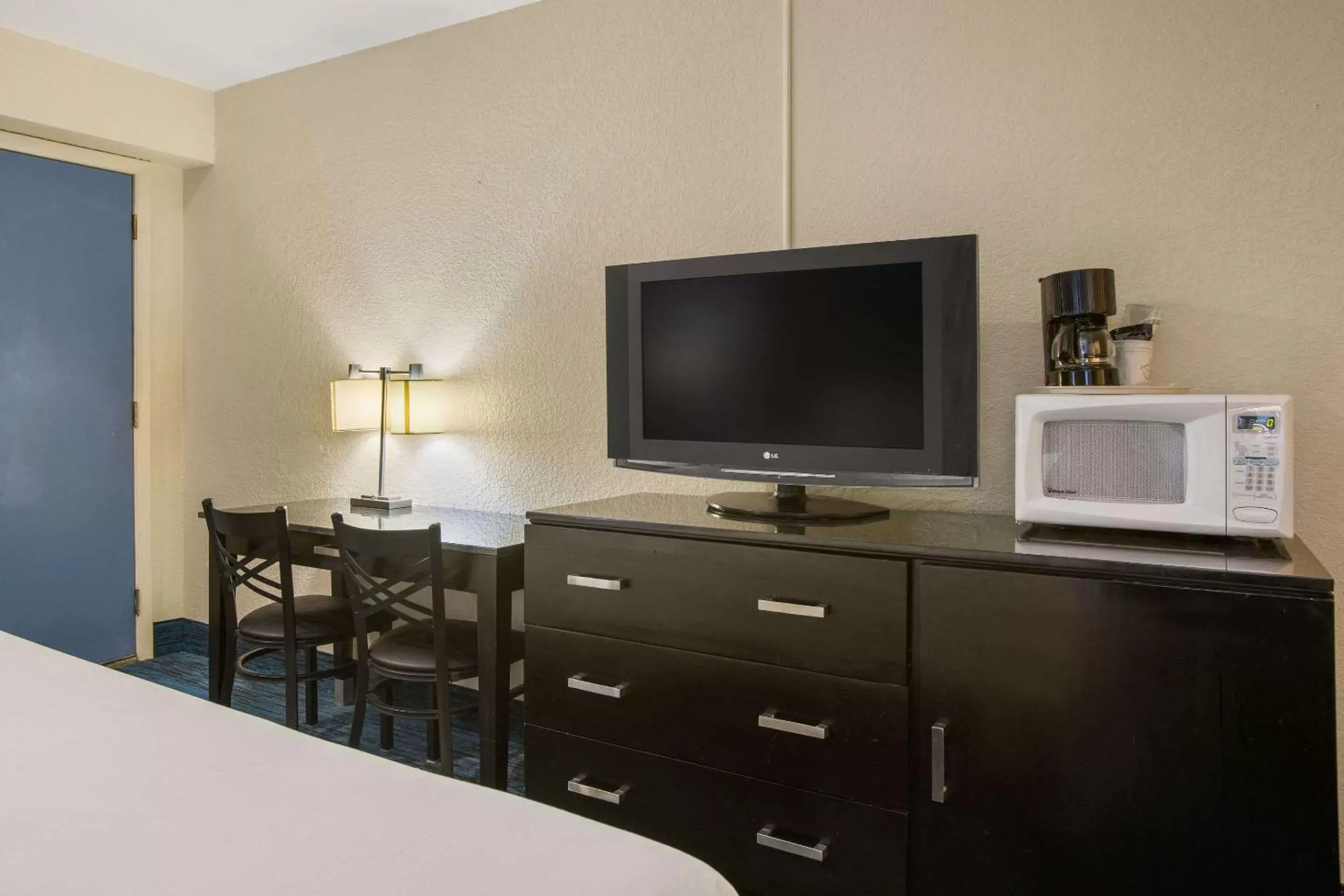 Bedroom, TV/Entertainment Center in Rodeway Inn & Suites Mackinaw City Bridgeview