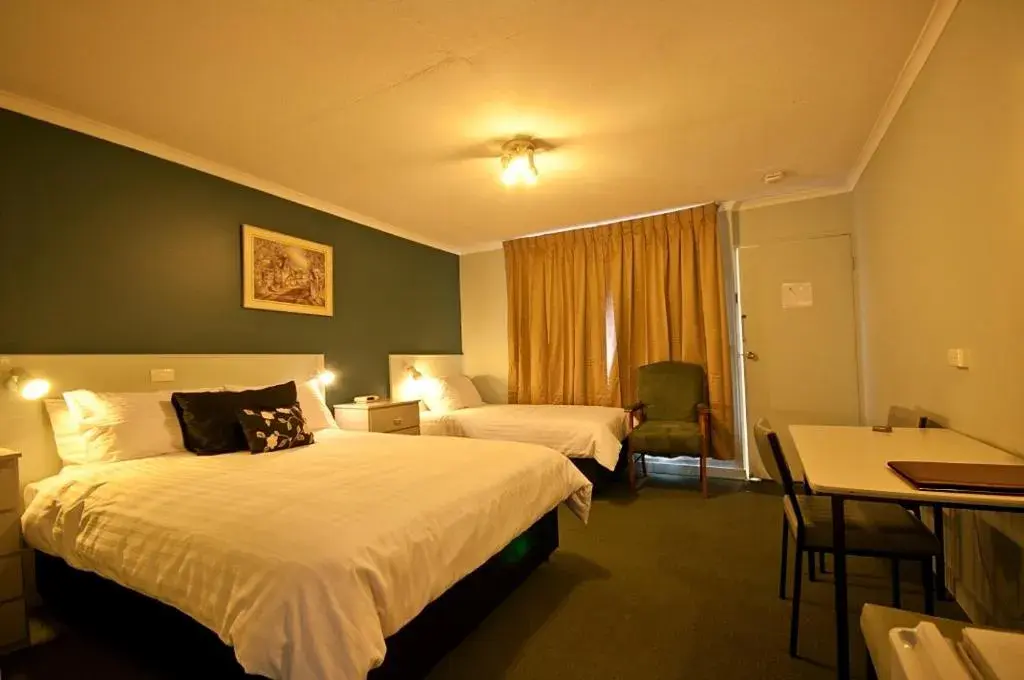 Photo of the whole room in Figtree Motel
