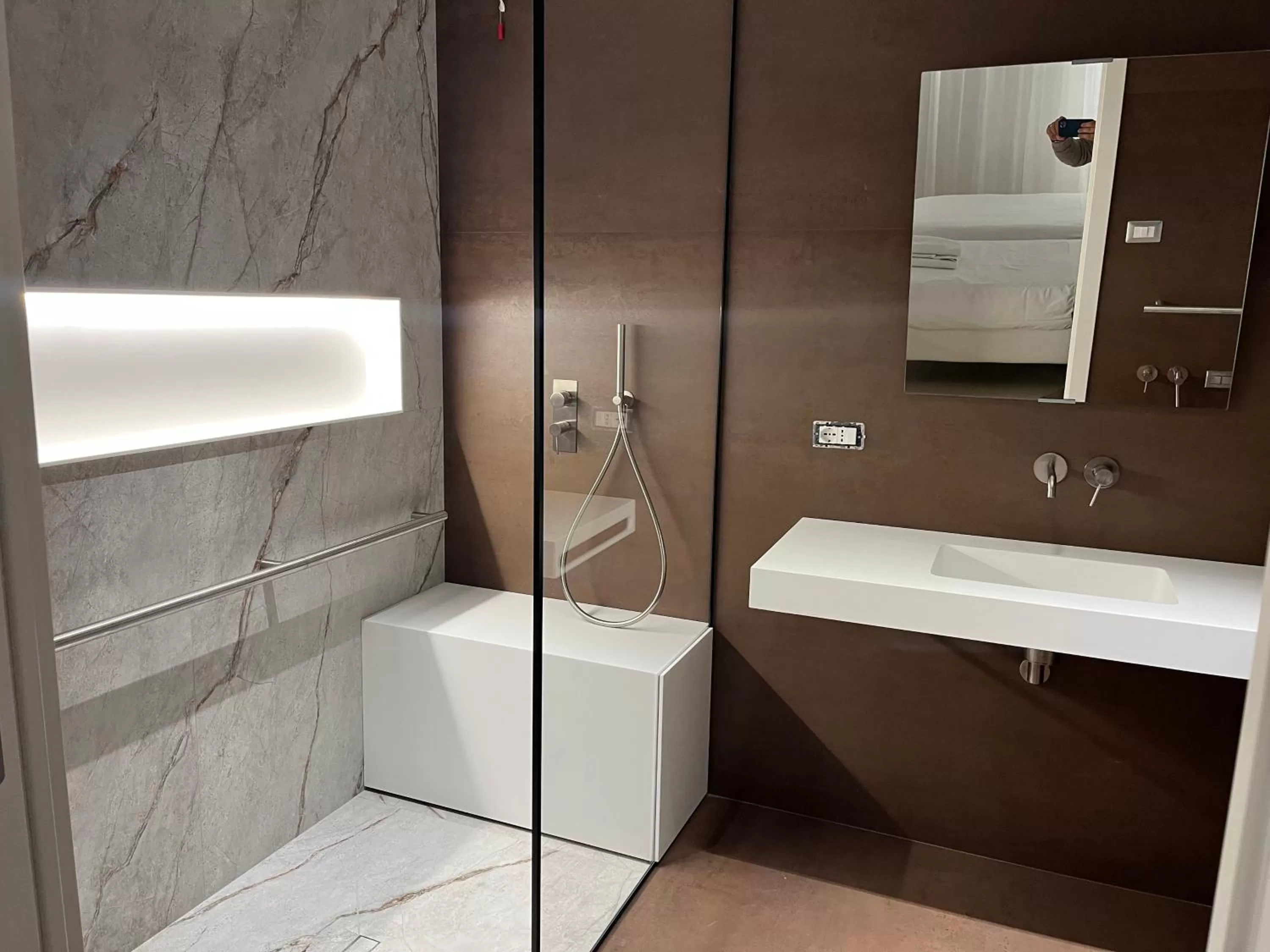 Shower in Hotel Cave Del Sole