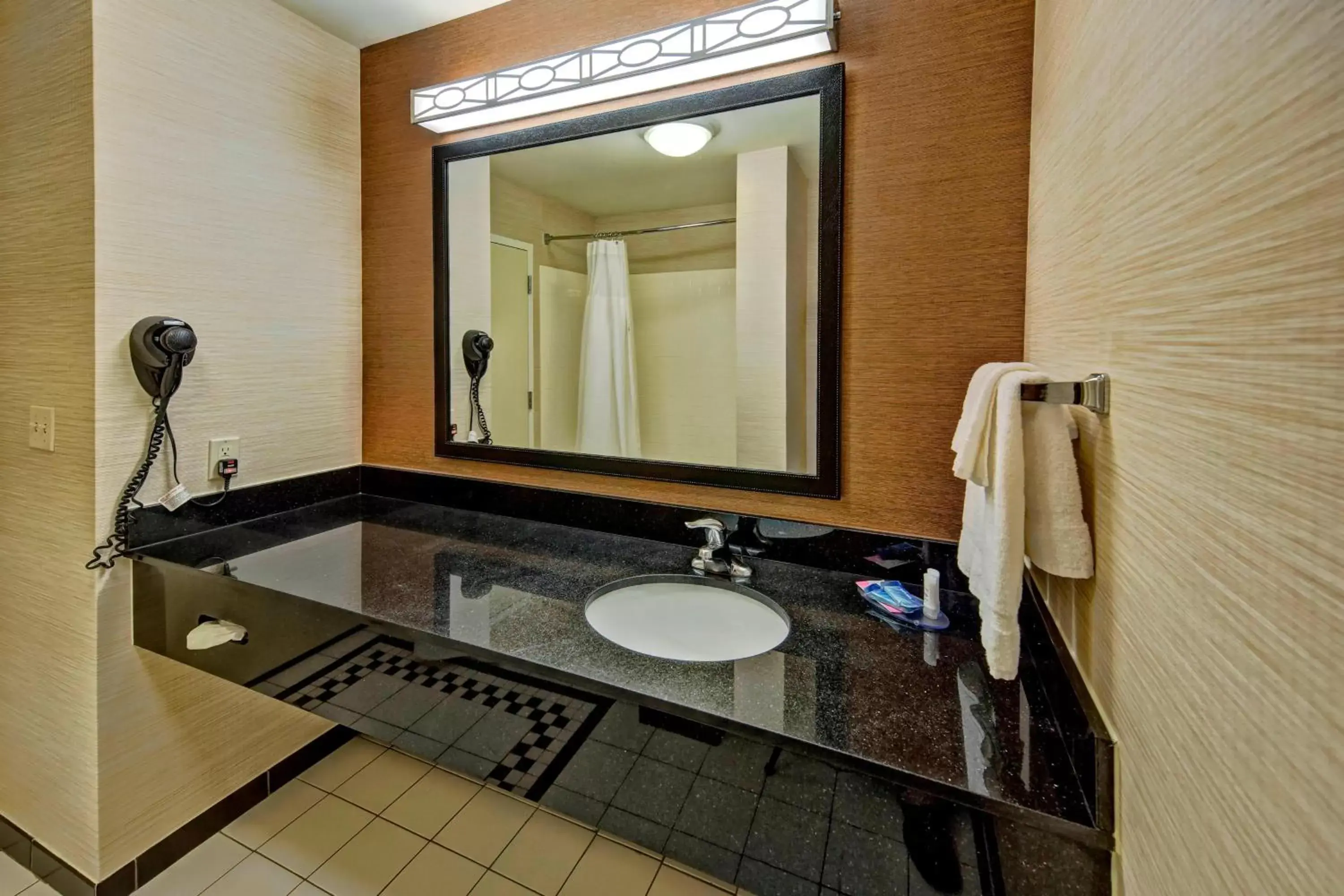 Bathroom in Fairfield Inn & Suites by Marriott Oklahoma City NW Expressway/Warr Acres