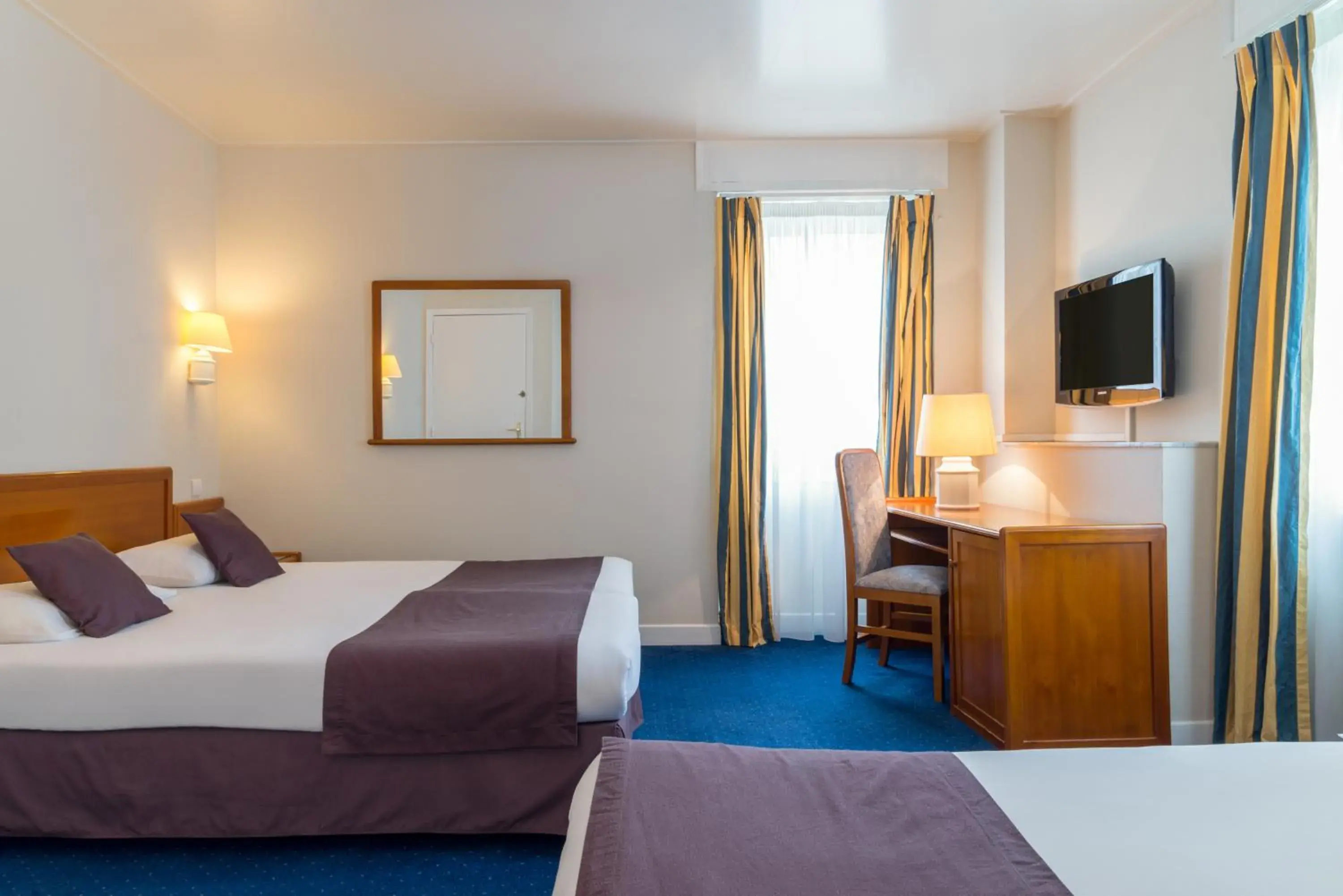 Bed in The Originals City, Hotel Frisia, Beaulieu-sur-Mer (Inter-Hotel)