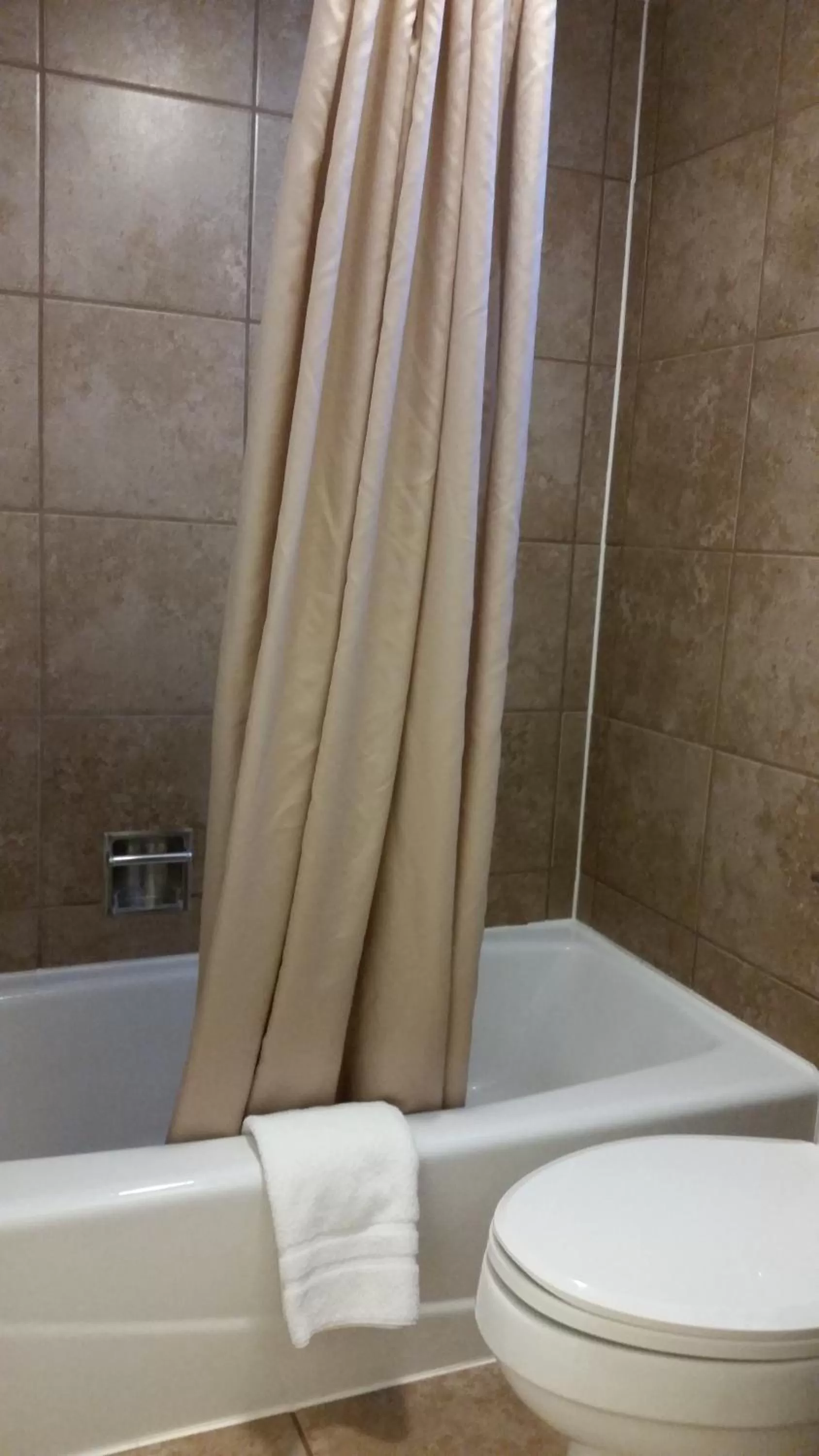 Bathroom in Lakeshor Motor Inn