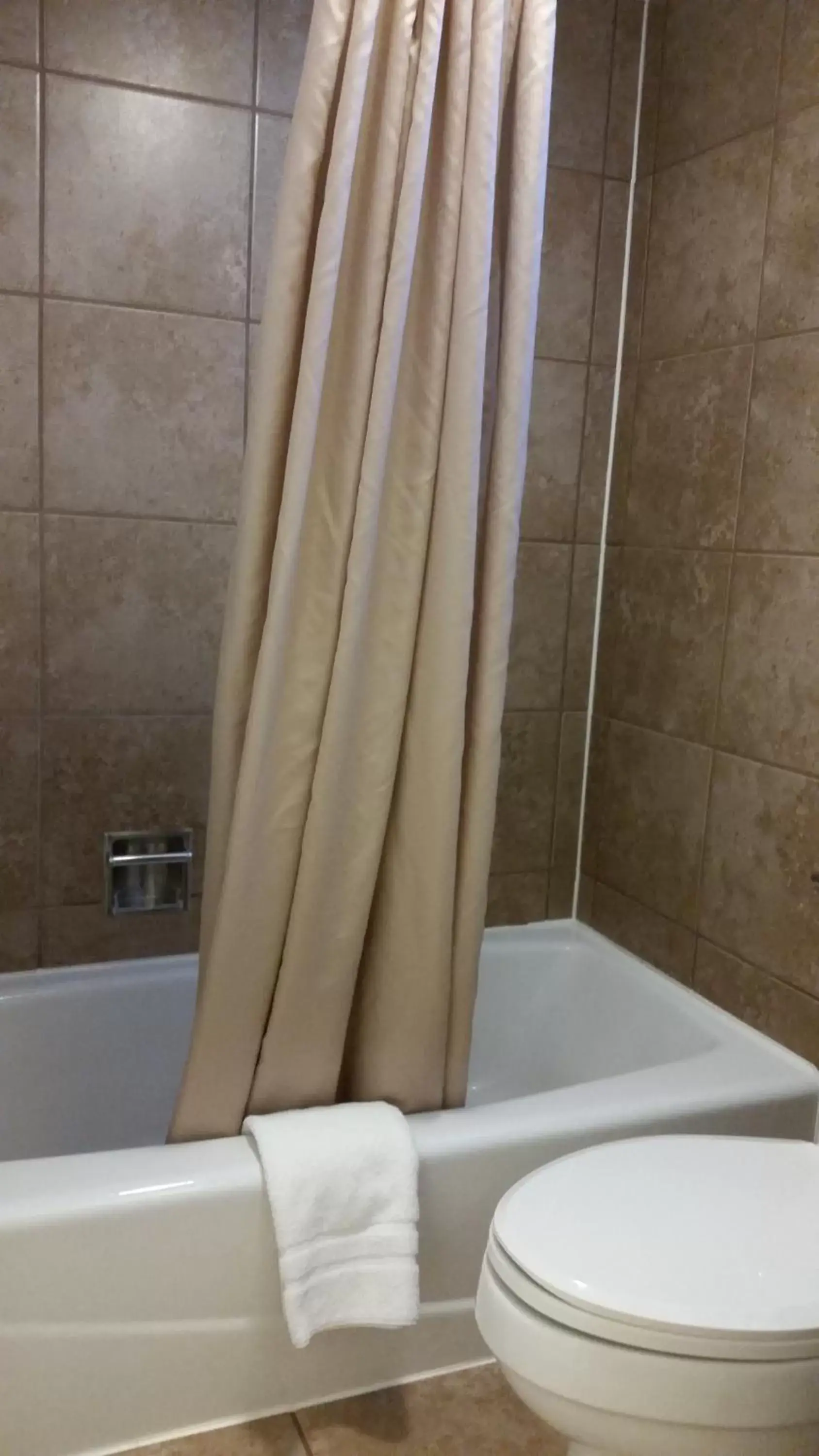 Bathroom in Lakeshor Motor Inn