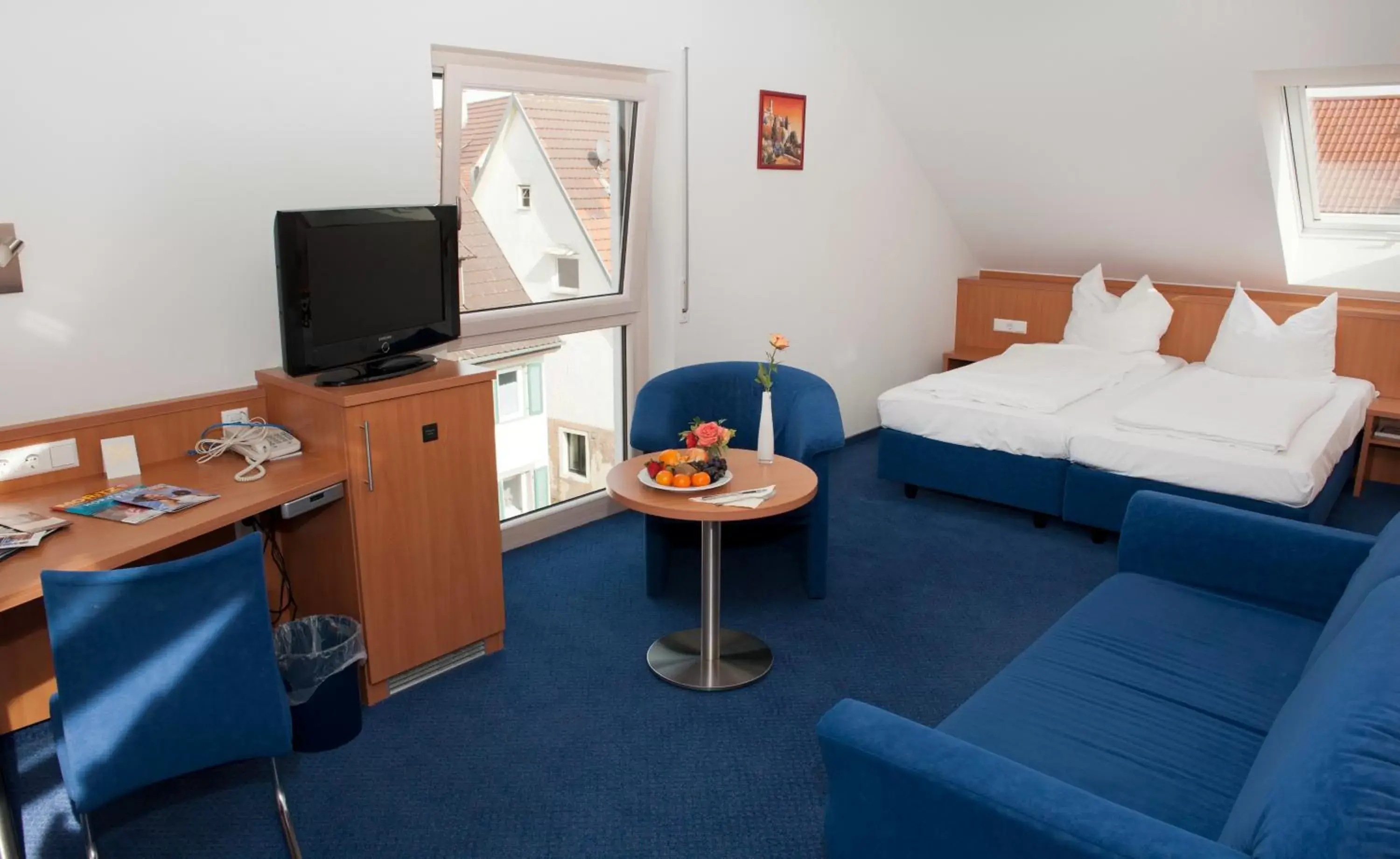 Bed, TV/Entertainment Center in Hotel & Restaurant Goldener Pflug