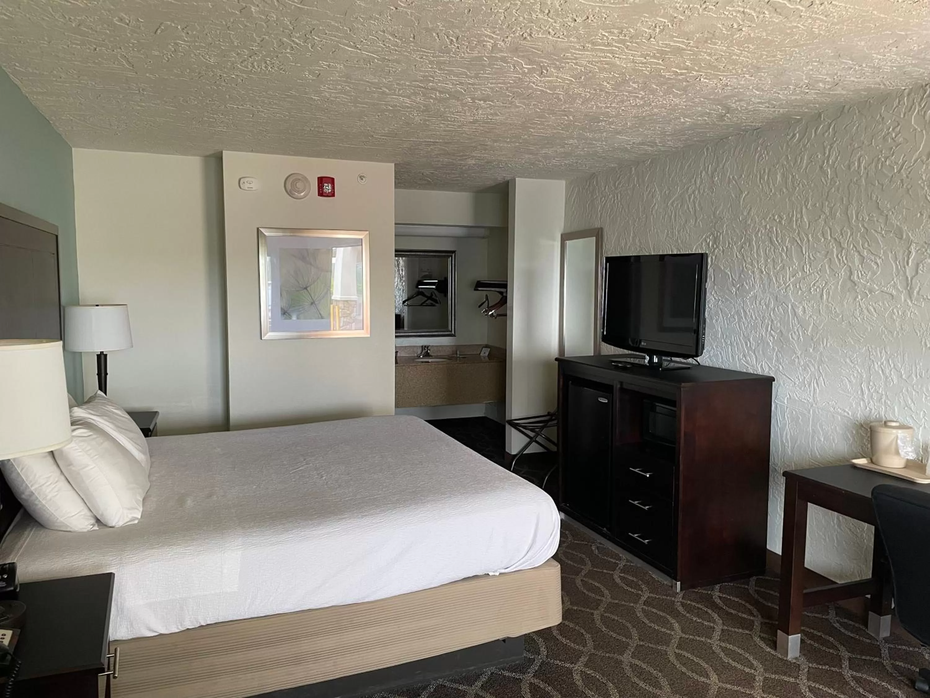 Bed in Quality Inn Clinton North