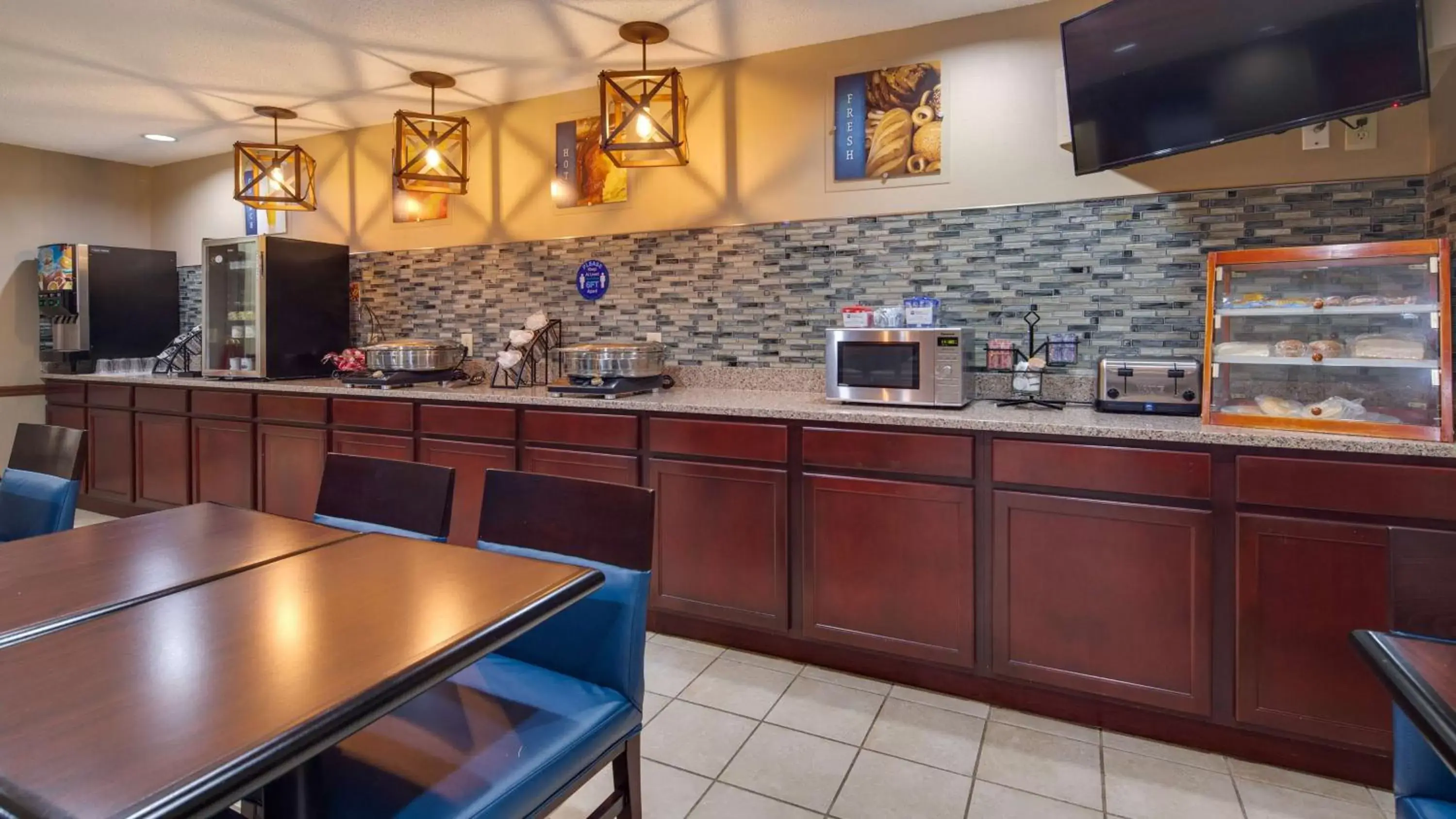 Restaurant/Places to Eat in Best Western Lakewood Inn