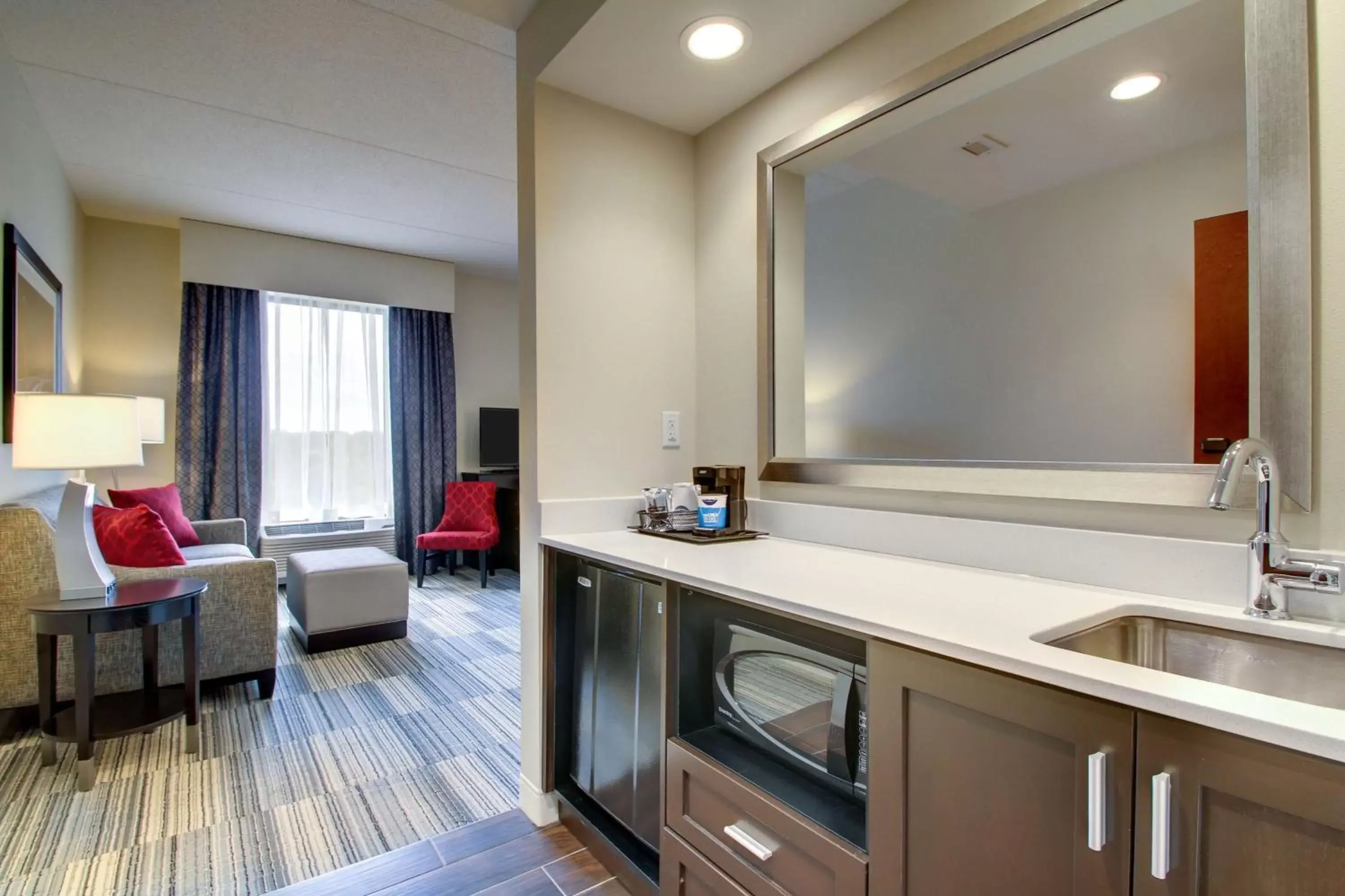 Bed, Kitchen/Kitchenette in Hampton Inn & Suites Greenville Airport