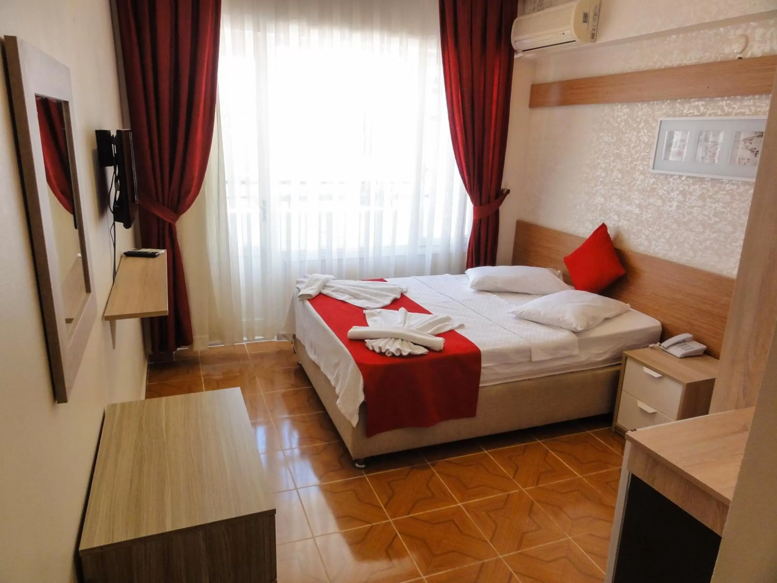 Shower, Bed in Altinersan Hotel Shower, Bed in Altinersan Hotel