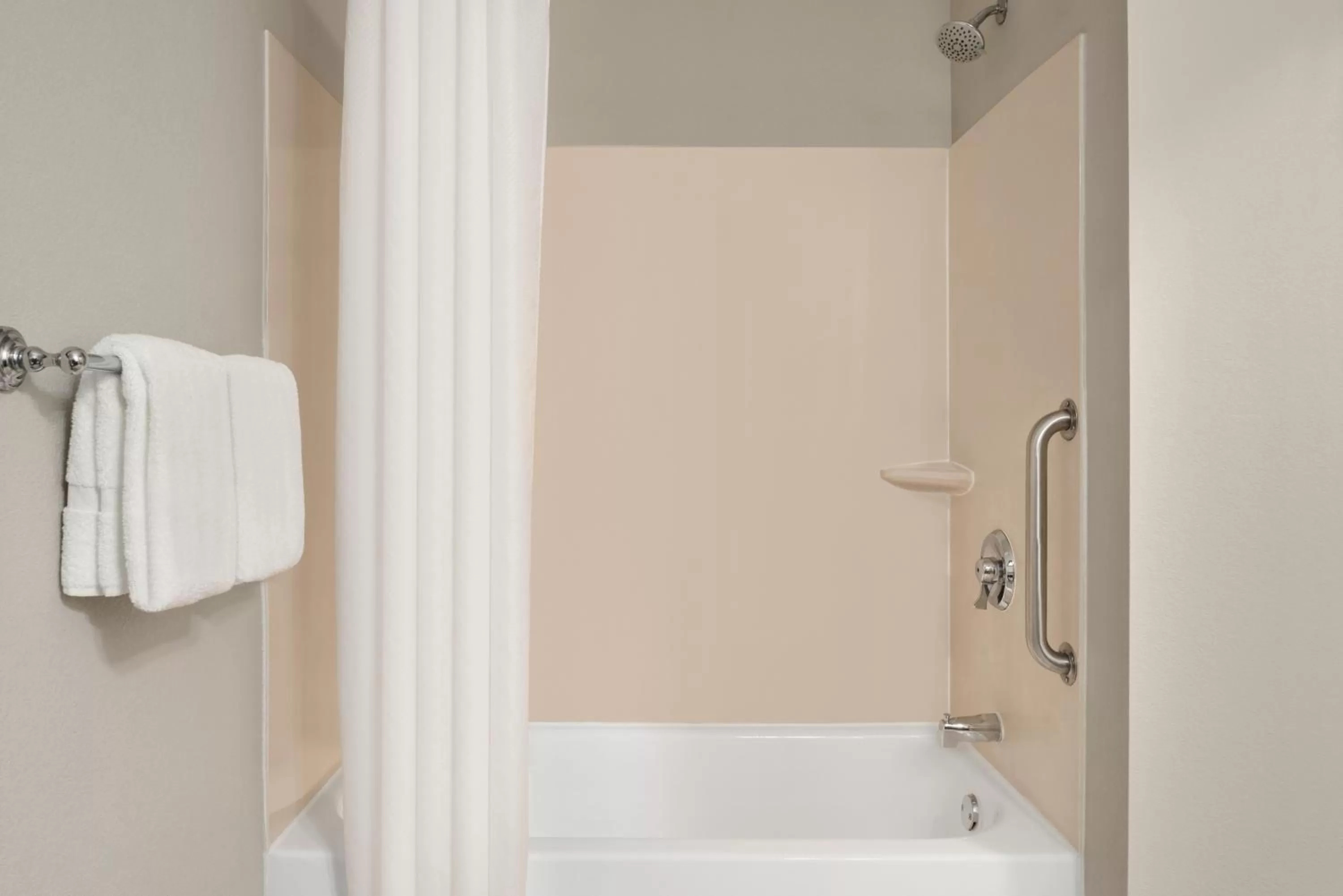 Bath in Country Inn & Suites by Radisson, Brookings