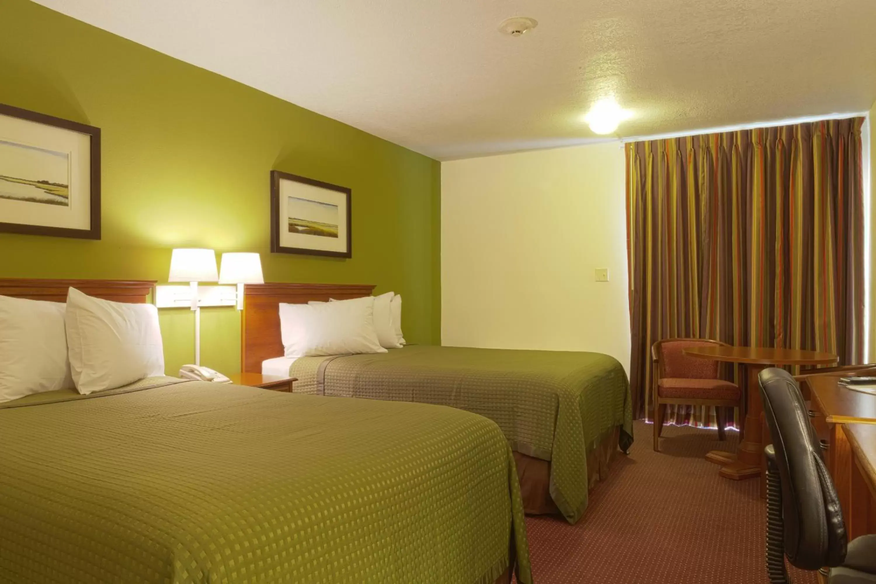 Photo of the whole room, Bed in Marina Inn & Suites Chalmette-New Orleans