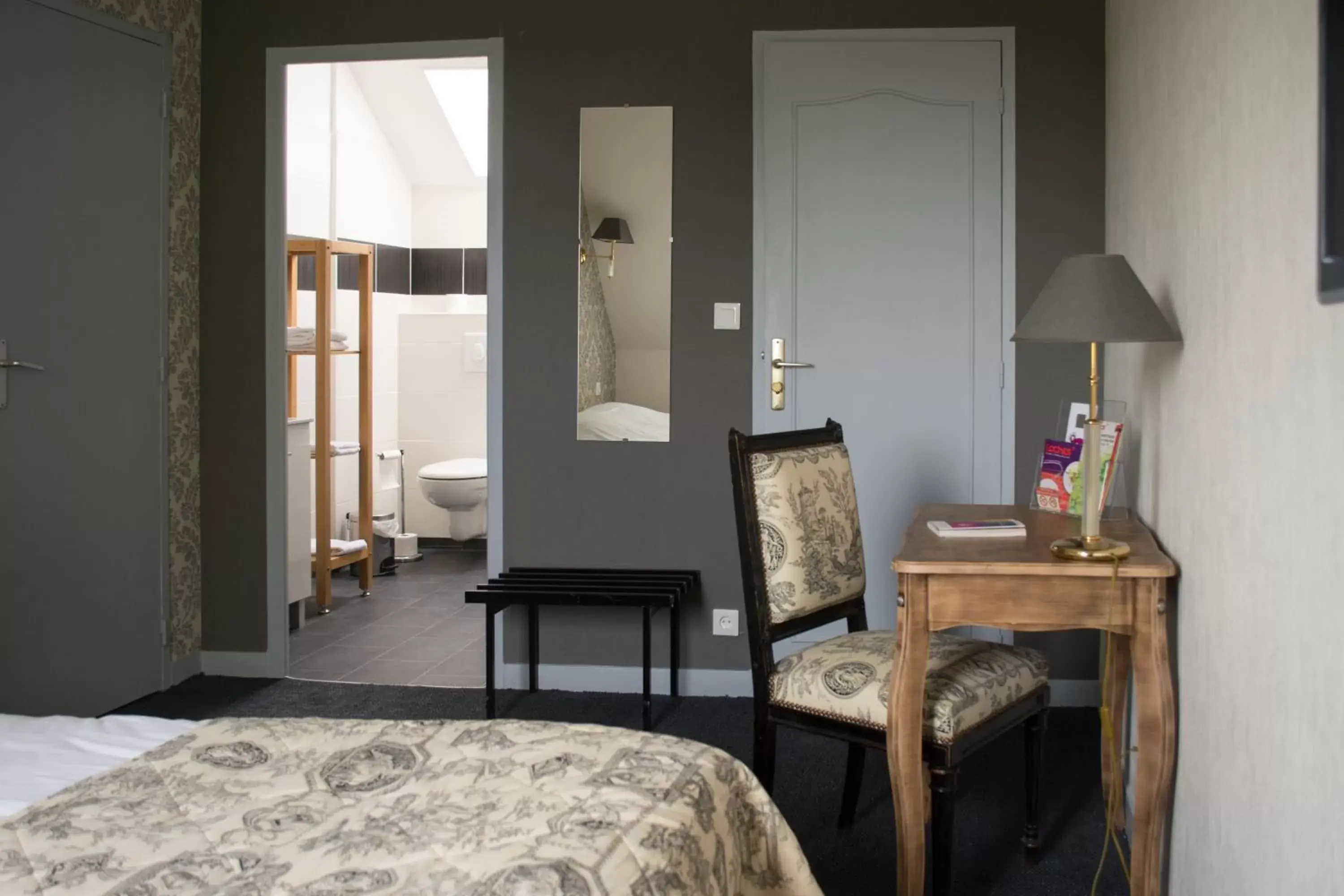 Photo of the whole room, Bed in The Originals Boutique, Hôtel Le George , Loches