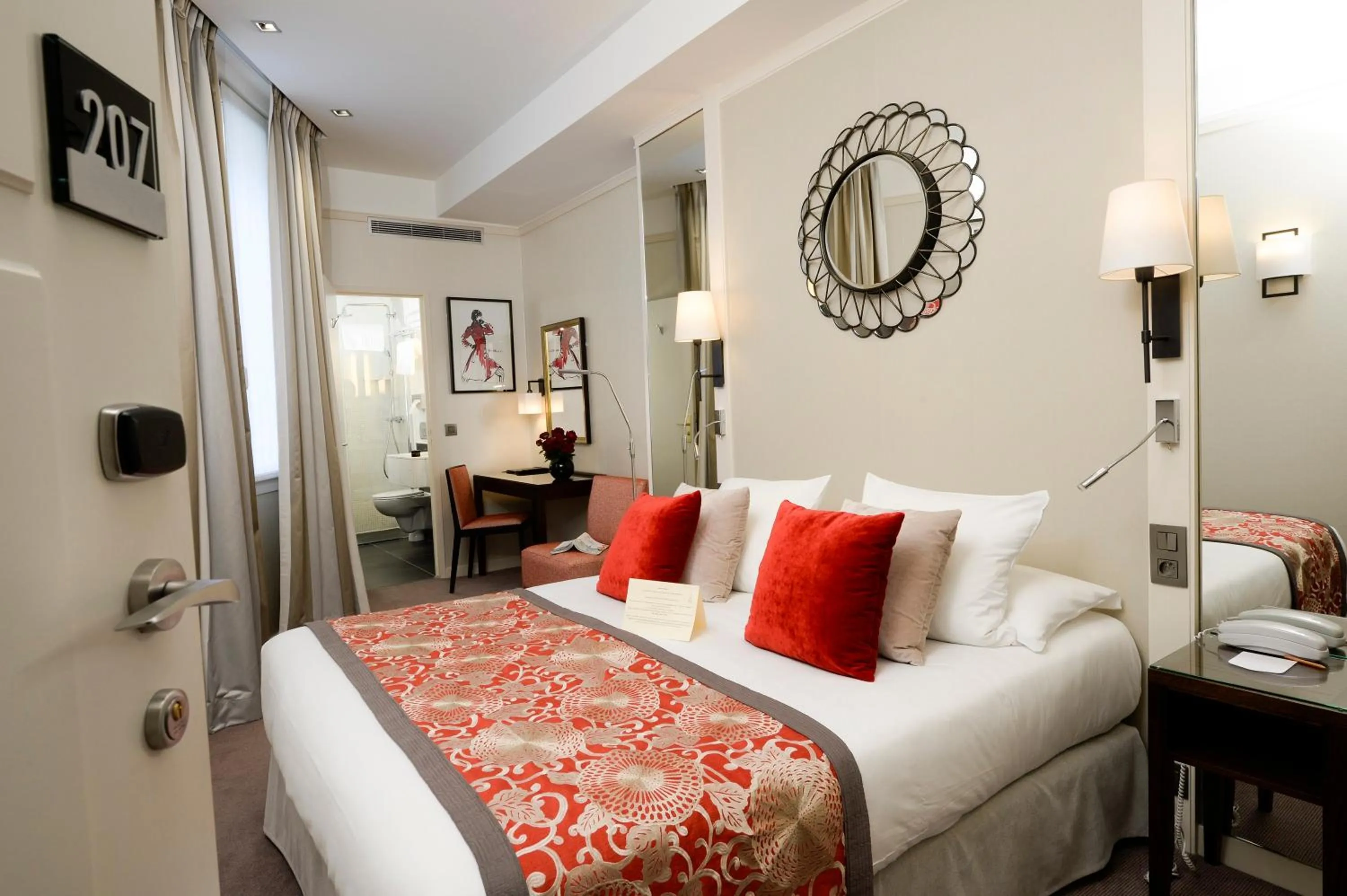 Photo of the whole room, Bed in Best Western Plus Hotel Sydney Opera