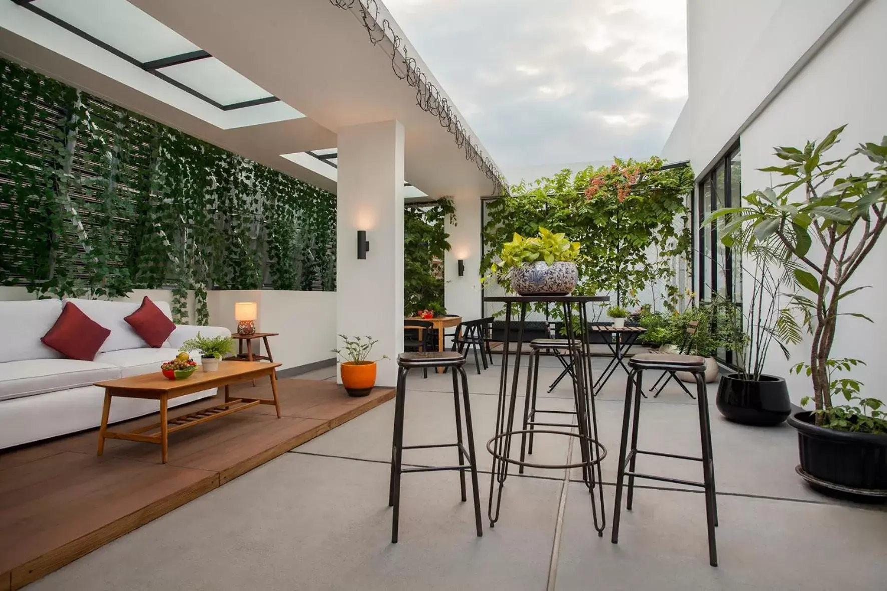 Lounge or bar in White Tree Residence