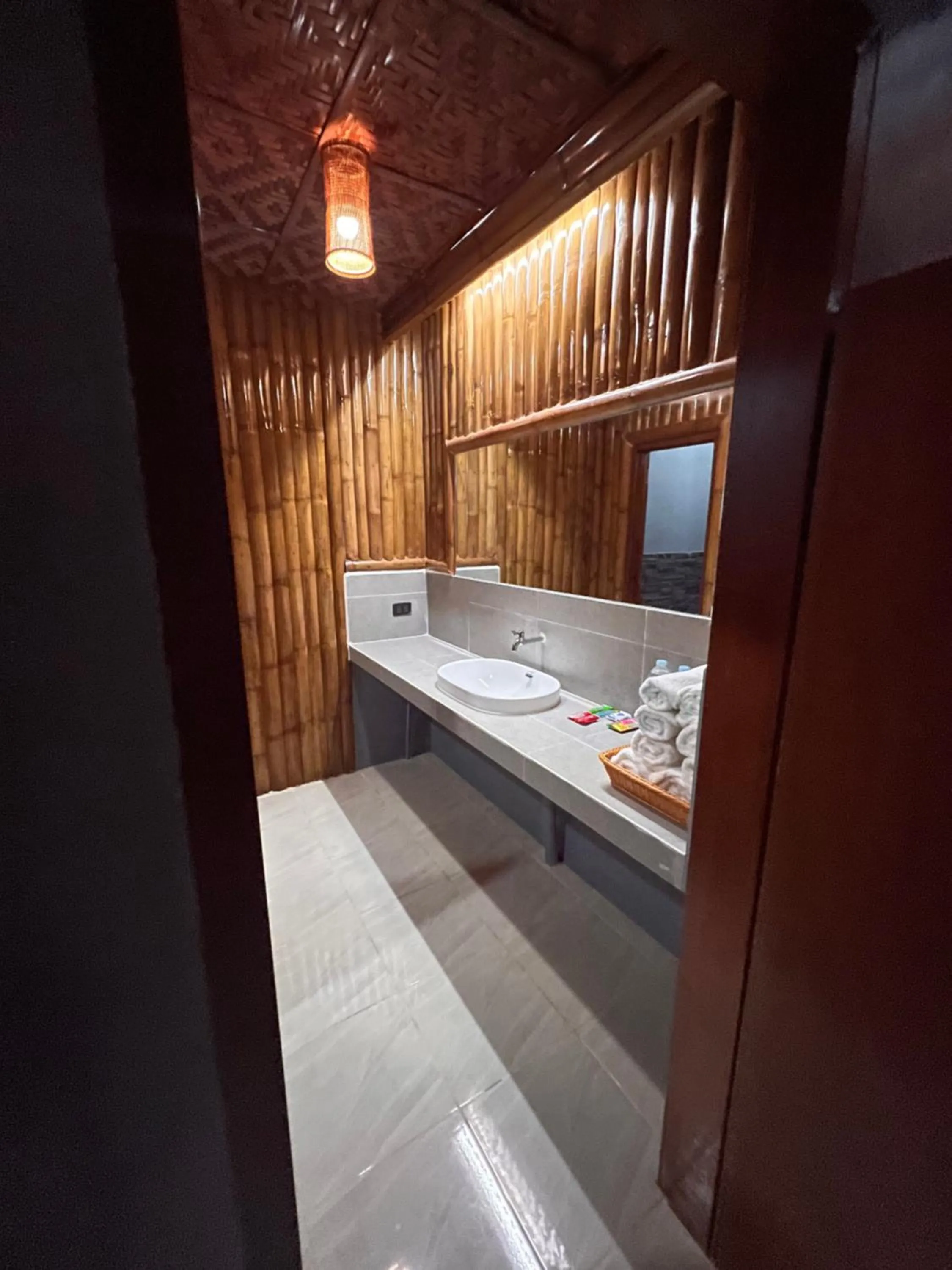Bathroom, Bed in Gratum Beach Resort