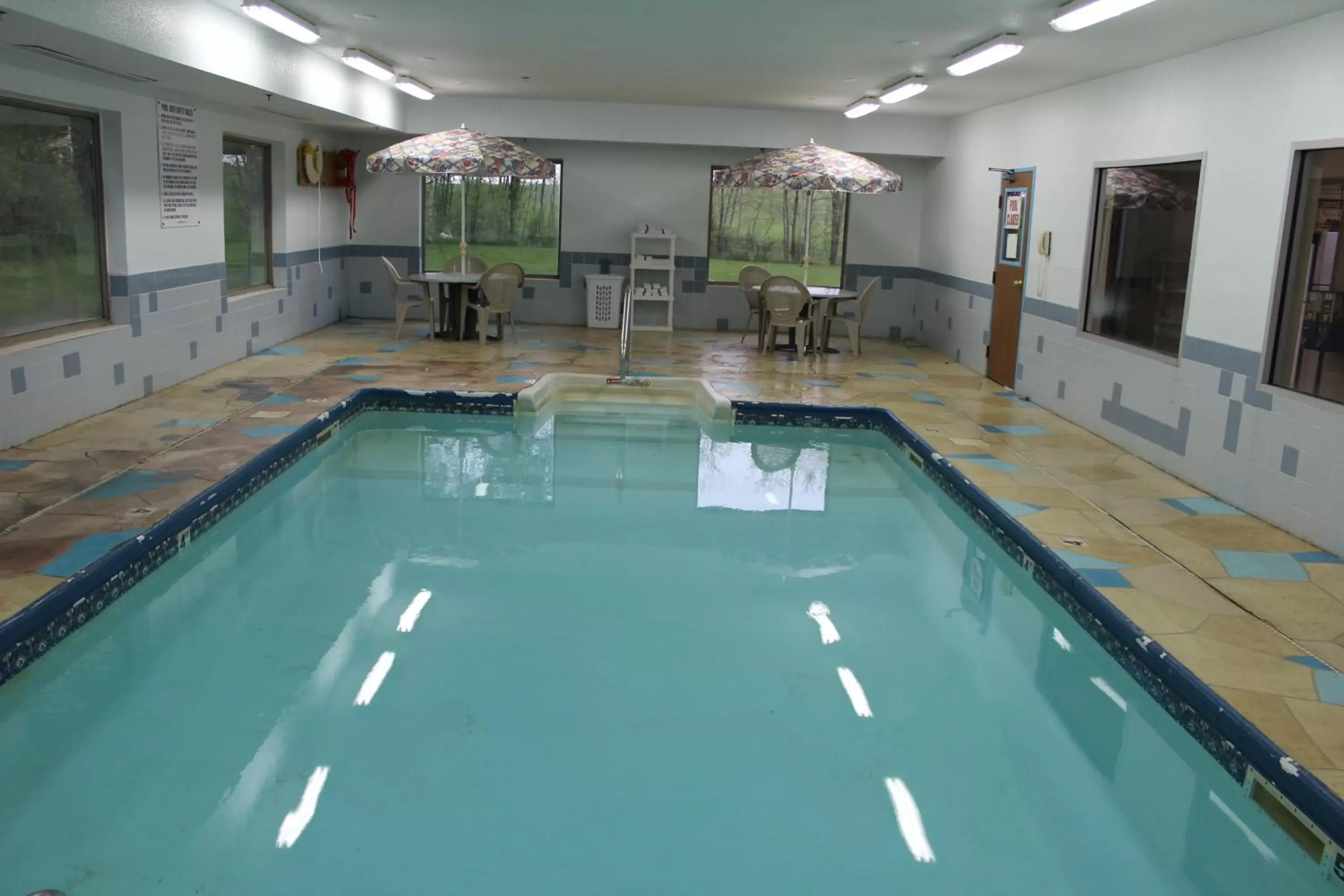 , Swimming Pool in Super 8 by Wyndham Valparaiso