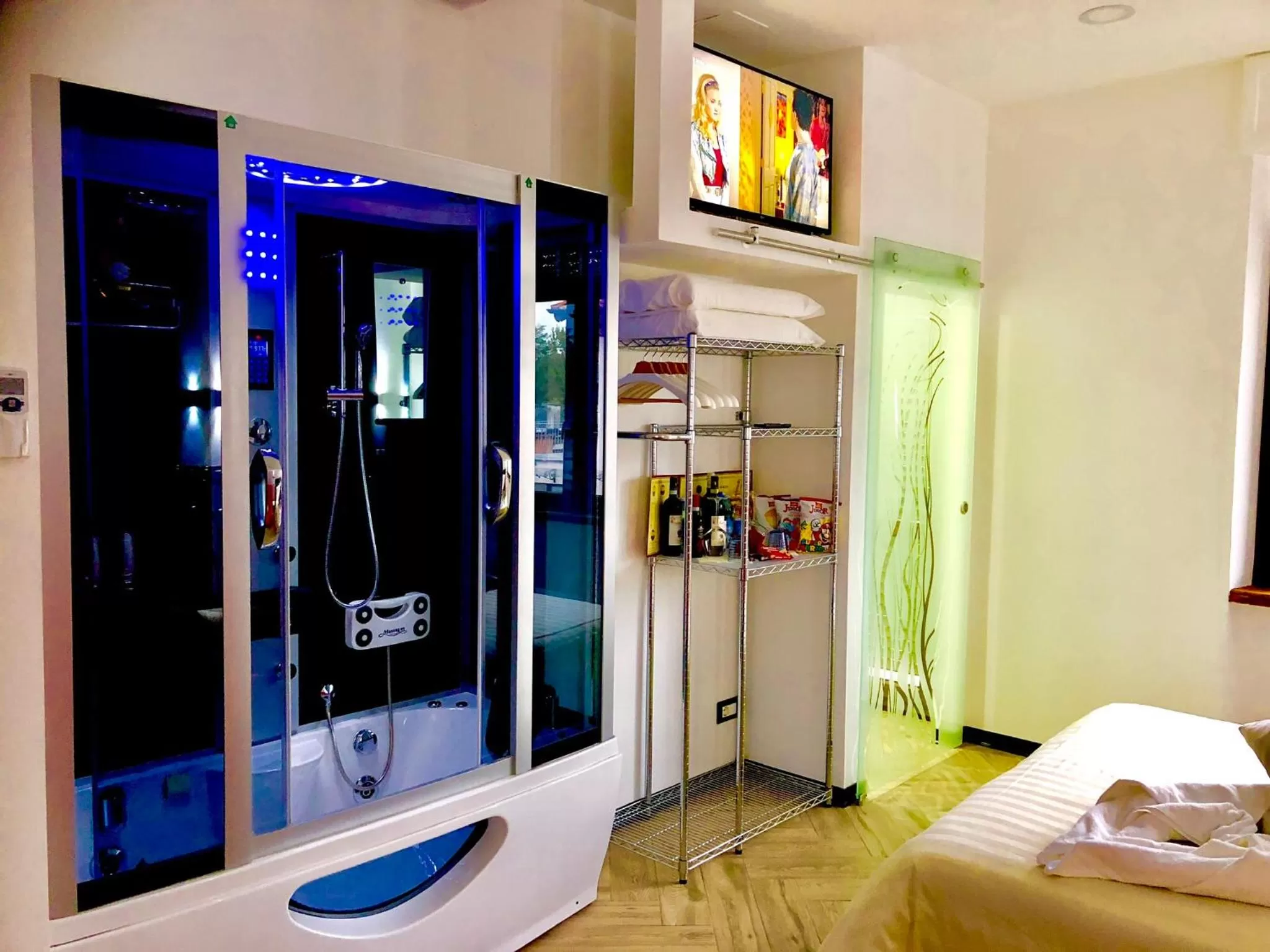 Hot Tub in WELLNESS ART & WINE CAREN