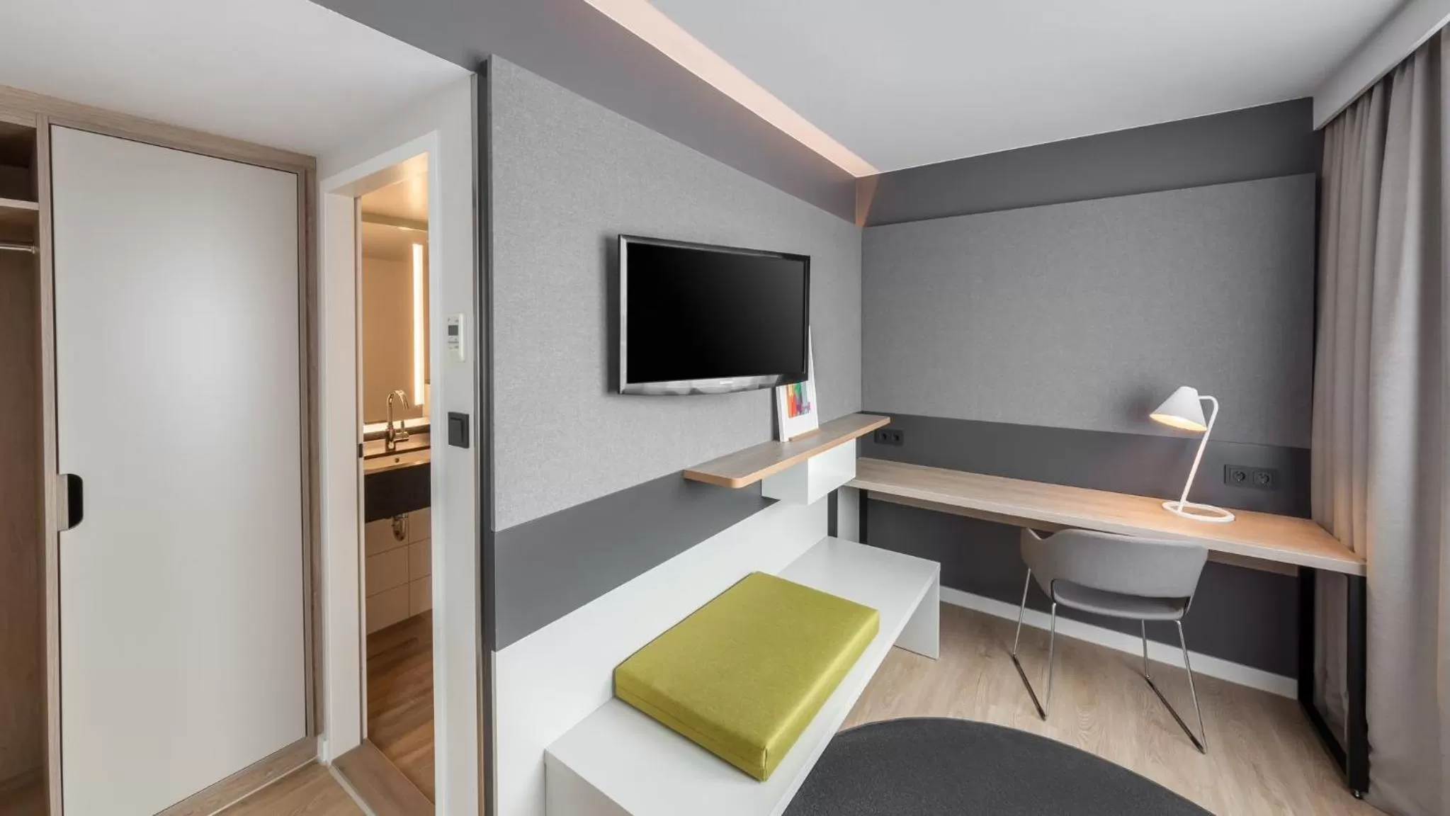 Photo of the whole room, Bed in Holiday Inn Munich City Centre by IHG