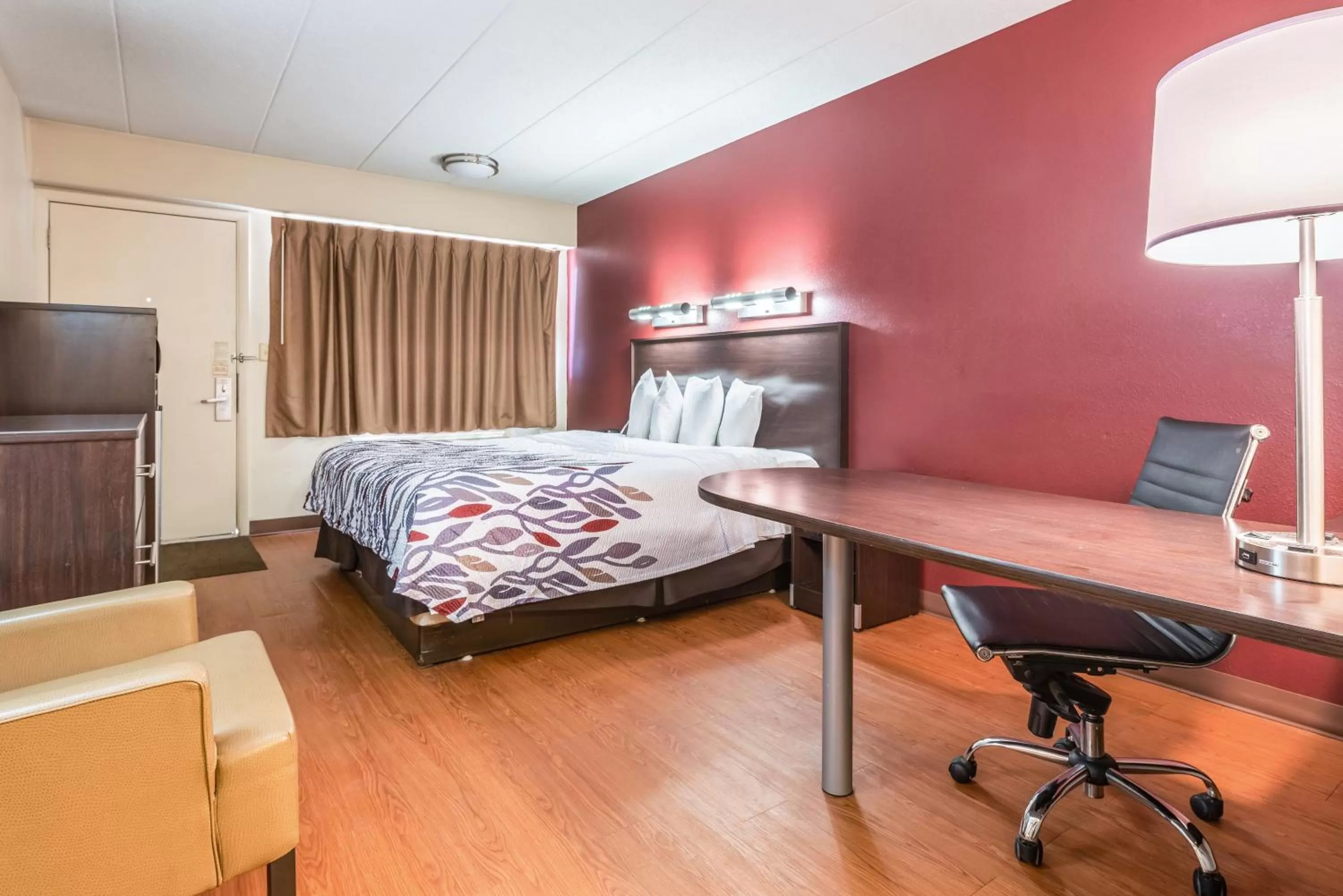 Photo of the whole room, Bed in Red Roof Inn Merrillville